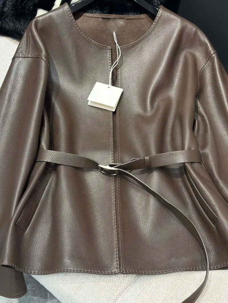 Damen lederjacke im minimalist ischen Stil, modischer, lockerer, lässiger, minimalisti scher Gürtel, Taillen verschluss, Lammfell jacke