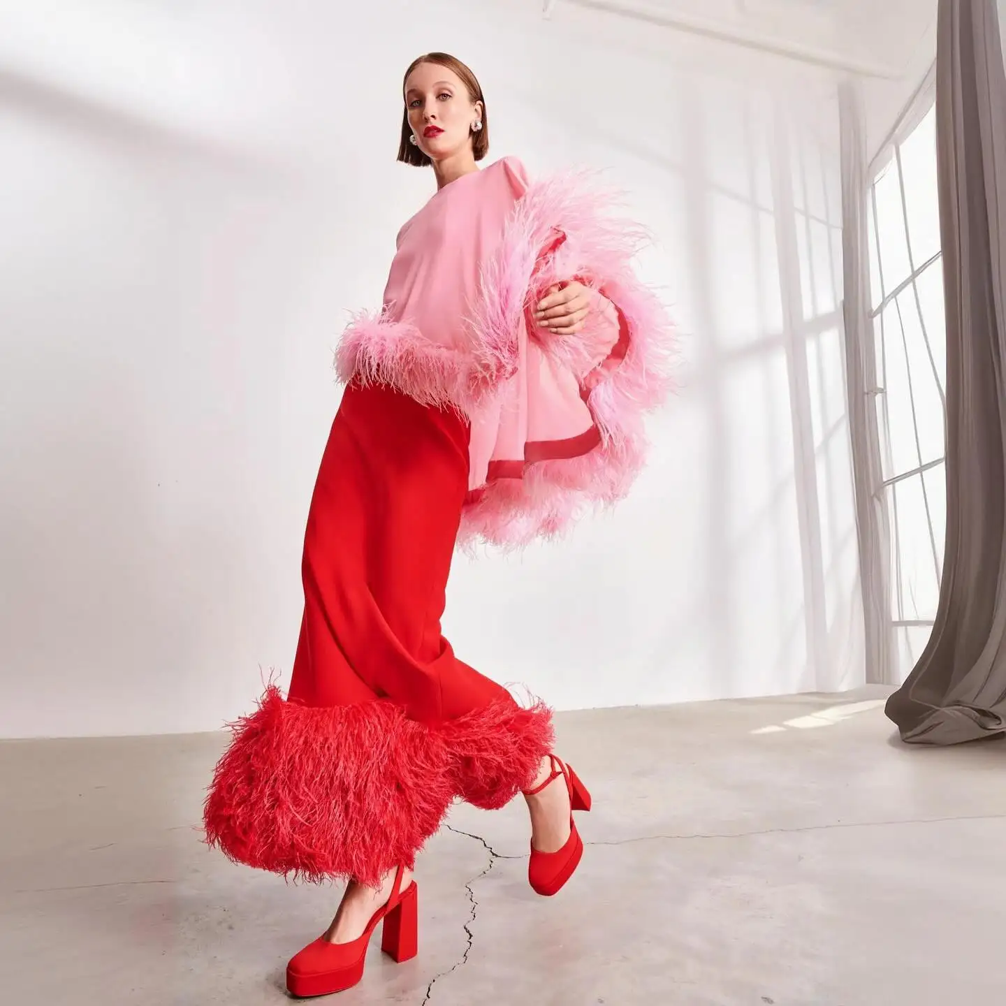 

Couture Fashion Feather Вечерние платья из 2 предметов Розовый асимметричный топ и длинная красная юбка Модное платье для мероприятий