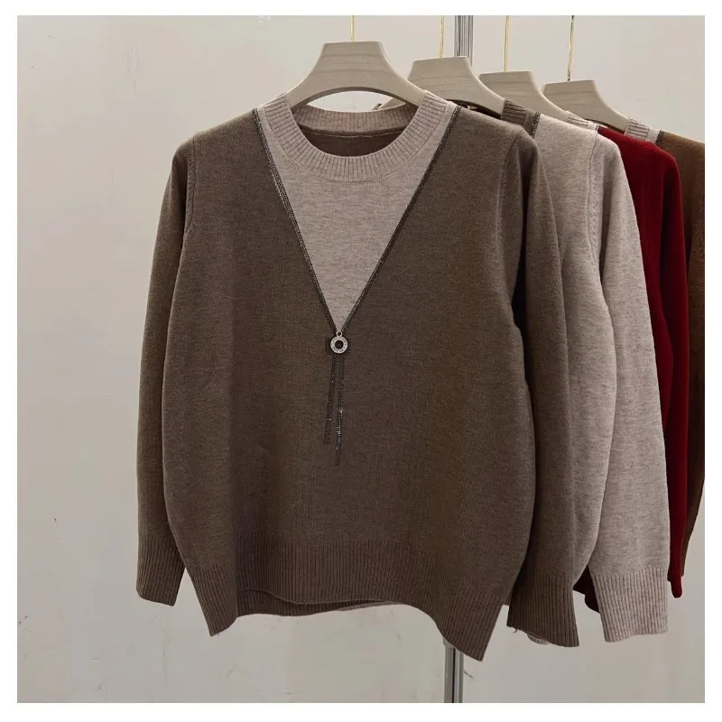 Damska moda, dzianinowa bluzka z okrągłym dekoltem, imitacja dwuczęściowego kompletu, jesienne sweterki odmładzające.