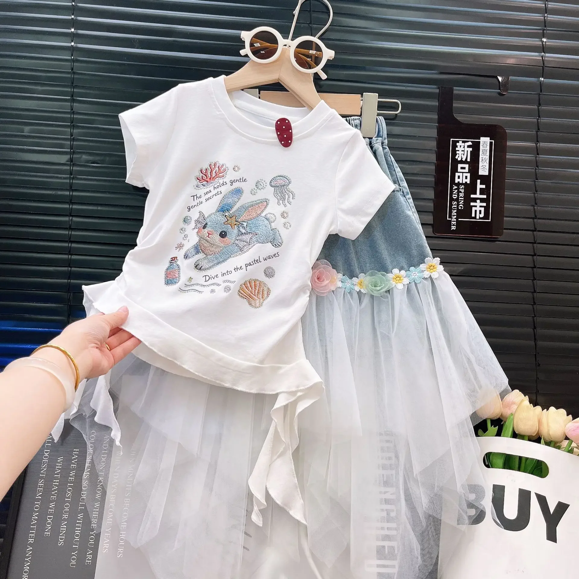Mädchen-Set mit bedrucktem Kurzarm-Oberteil und asymmetrischem Jeansrock aus Mesh – Sommerliches 2-teiliges Outfit für Kinder, Freizeitkleidung – Detail 3