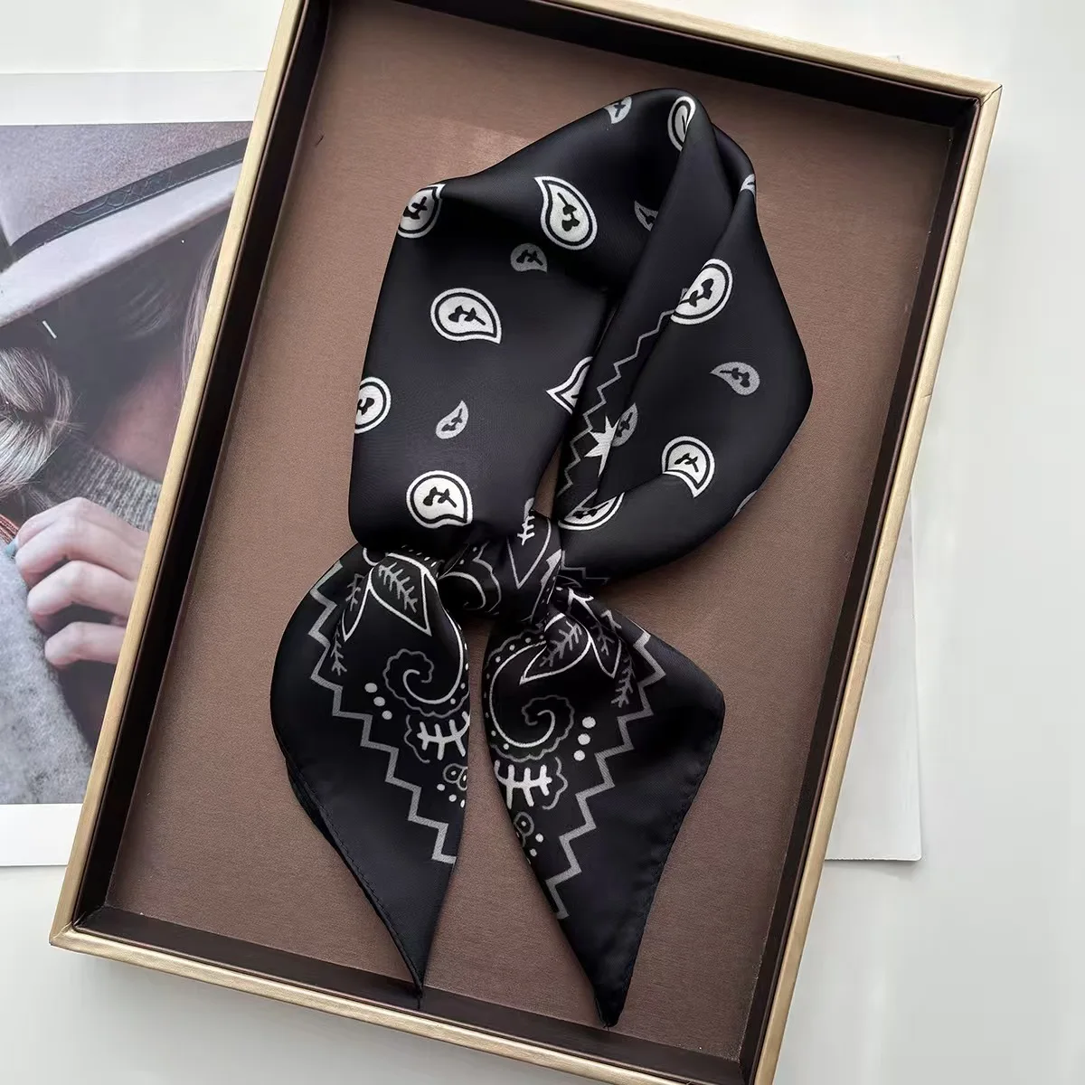 1 Stück modischer Paisley-Bandana-Schal für Damen, leichtes, seidenähnliches Satin-Stirnband, vielseitig einsetzbar für Haare, Hals, Handgelenk, Boho-Stil – Detail 8