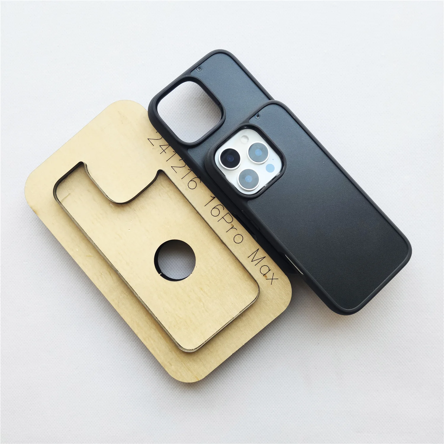 

DIY Phone Case Knife Cutting Mould For iPhone 16 Pro Max 15 14 13 PU Leather Crafts Slicing Tool Wood Mold Cutter(Not Universal)