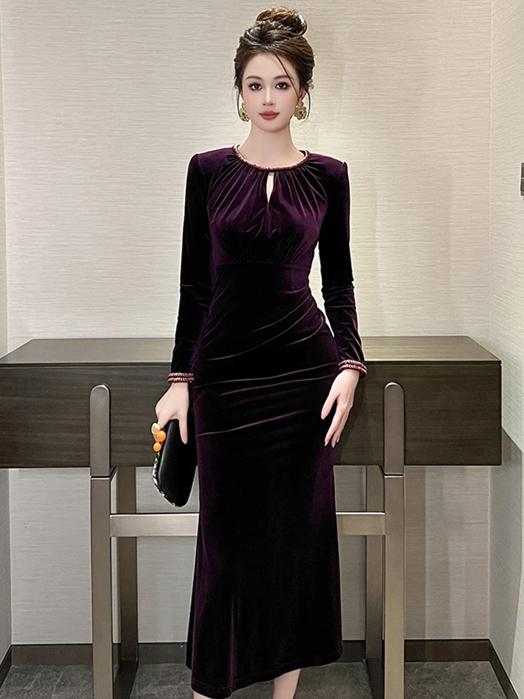 Sukienka damska aksamitna czarna fioletowa z dekoltem okrągłym, dopasowana, midi, typu rybka, elegancka, modna, na imprezę, bal, vestidos, robe, na formalną okazję.