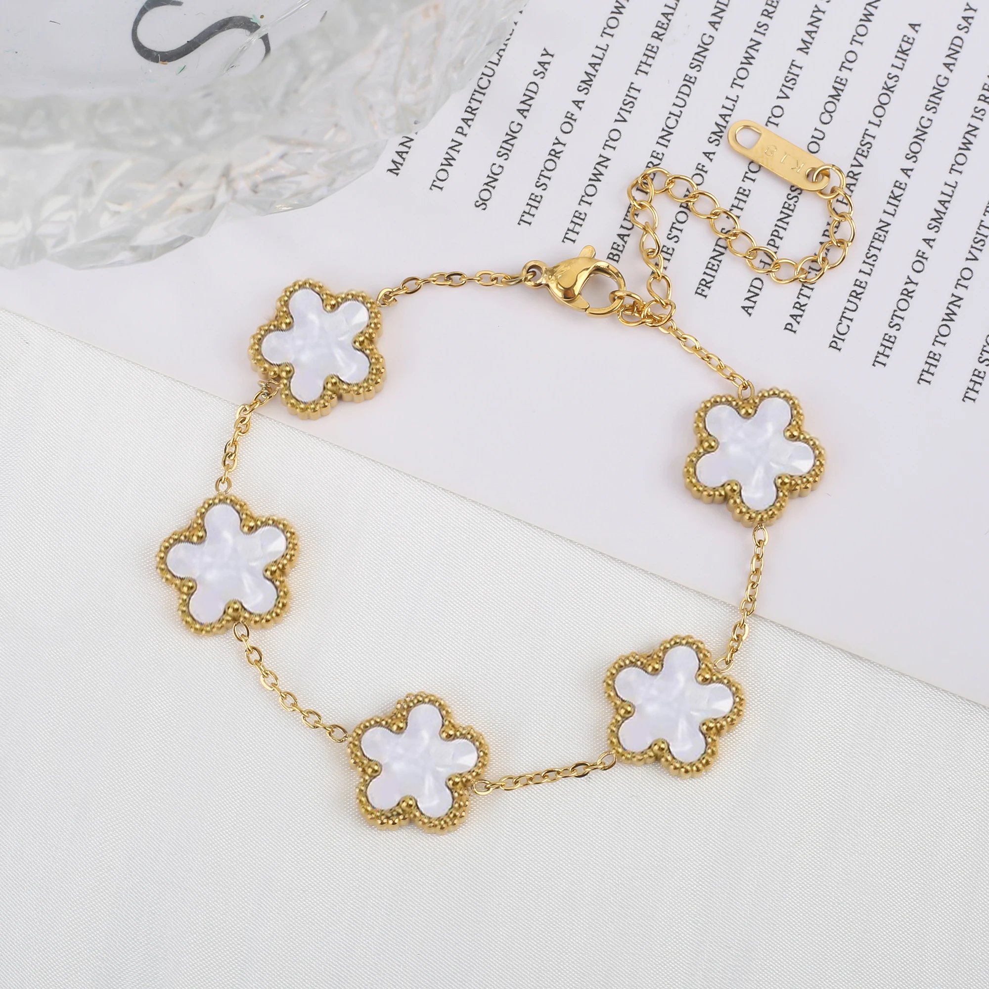 Light Luxury Stainless Steel Hot Sale Black and White Shell Five Leaf Flower Bracelet Simple Woman Fashion Daily Party Jewelry C