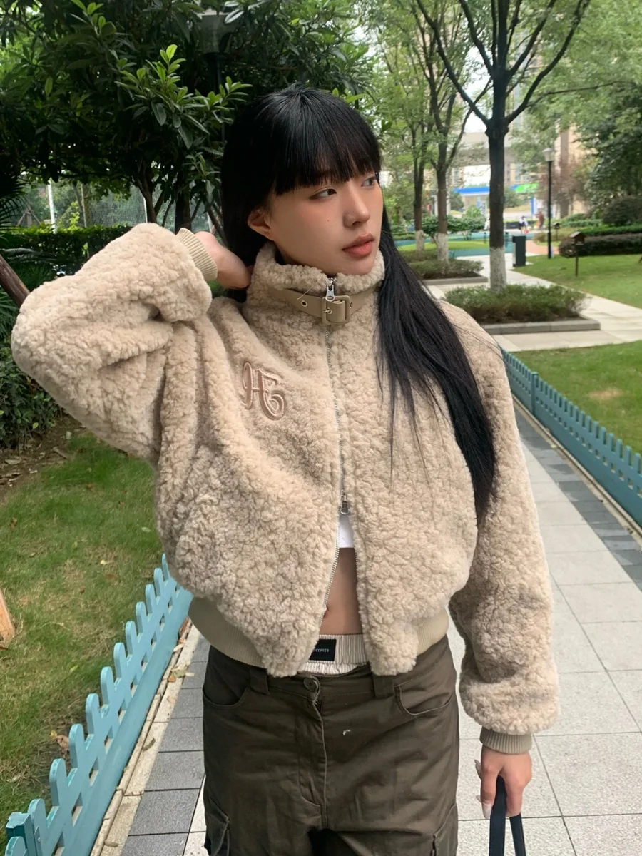 

Lamb Wool et Woman Hooded Slim Long Heavyweight Heavy Weighty Massive Substantial Bulky Large Big Huge Enormous Immense Vibe