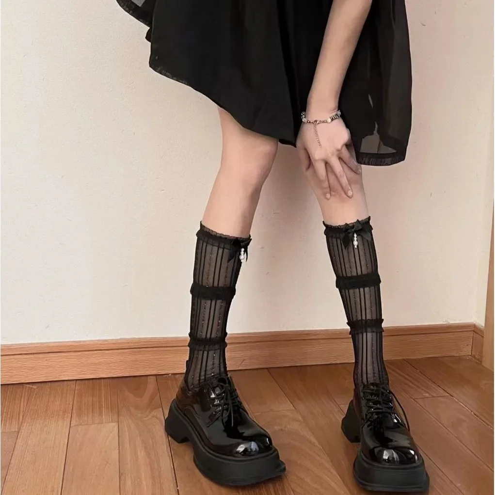 ถุงน่องลายทางแนวตั้งประดับโบว์มุกสุดเซ็กซี่สำหรับผู้หญิง สไตล์โลลิต้า ย้อนยุค ทันสมัย สีขาว ถุงเท้ายาวถึงน่อง ยางยืด ถุงเท้าลูกไม้ยาว