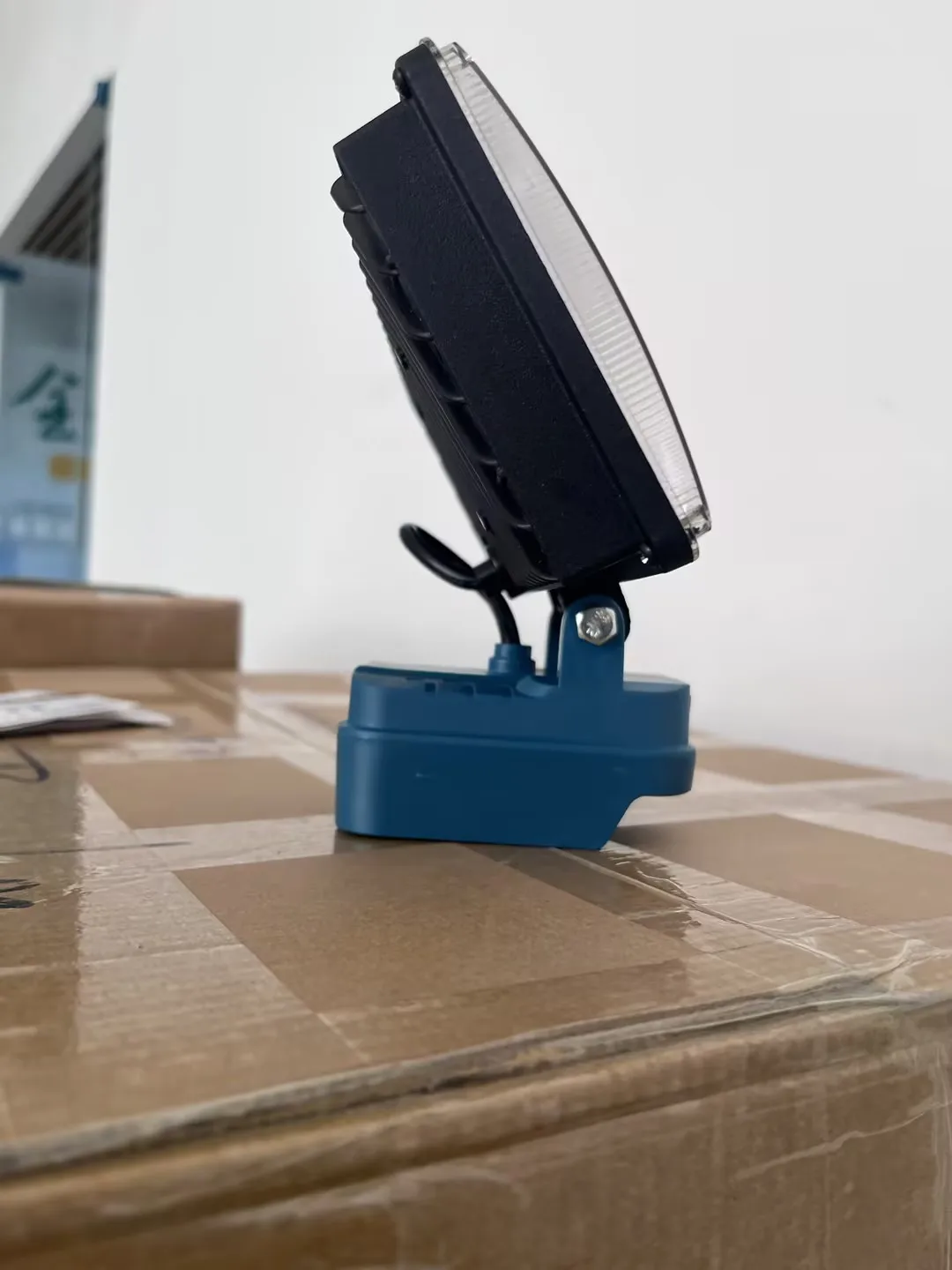 

Светодиодный прожектор с регулируемым углом наклона, 5-дюймовый перезаряжаемый фонарь Type-C для внутреннего и наружного использования, совместимый с Makita, DeWalt, Milwaukee