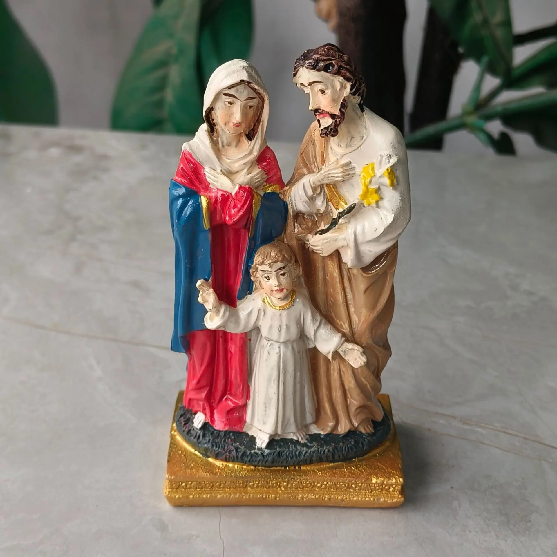 Wholesale of Maria series Father's Classic Family Standing Prayer Blessing Resin Craft Decorations