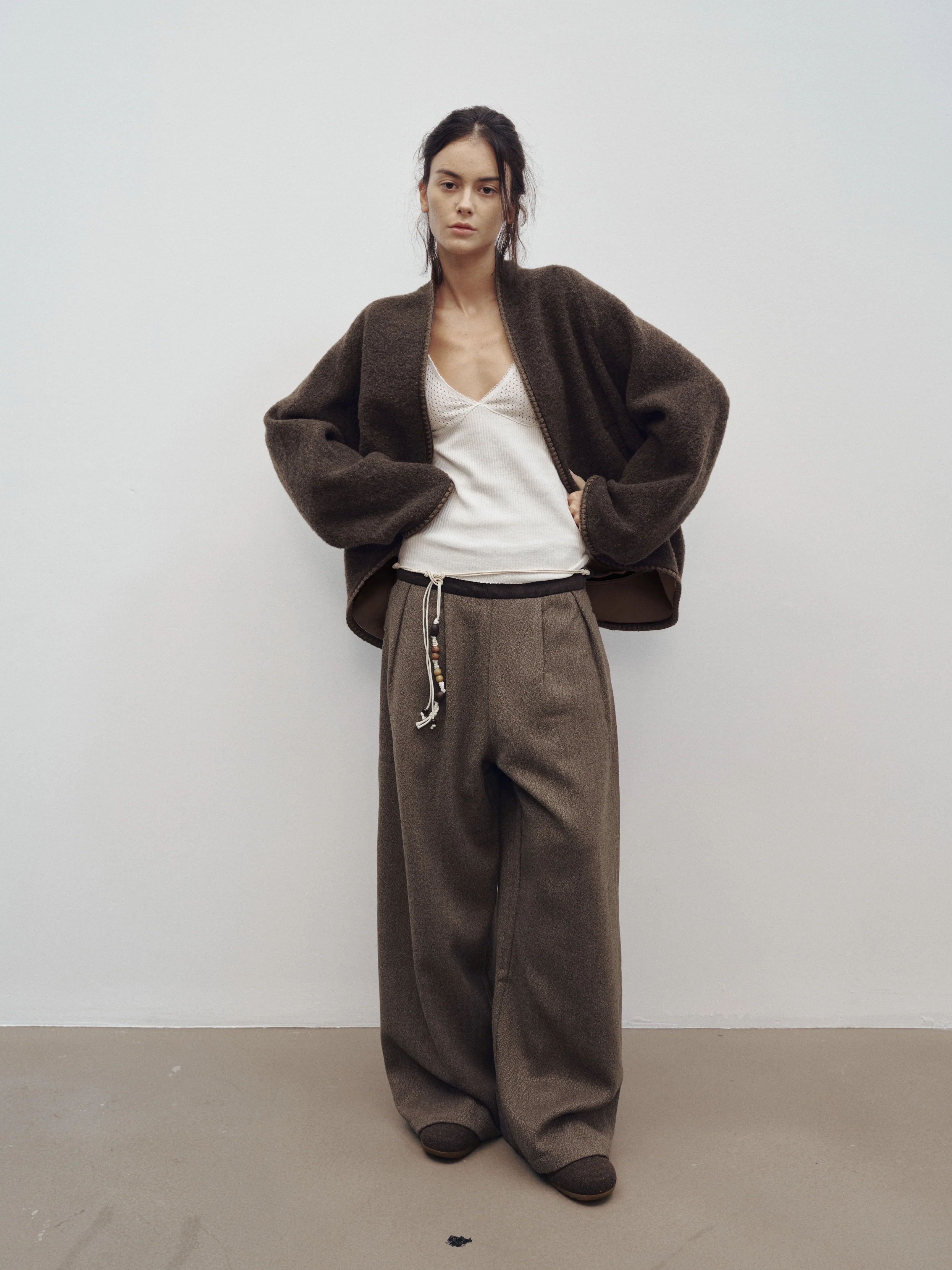 معطف فرو كاجوال من الصوف على شكل شرنقة كبيرة الحجم مكشوف الكتفين