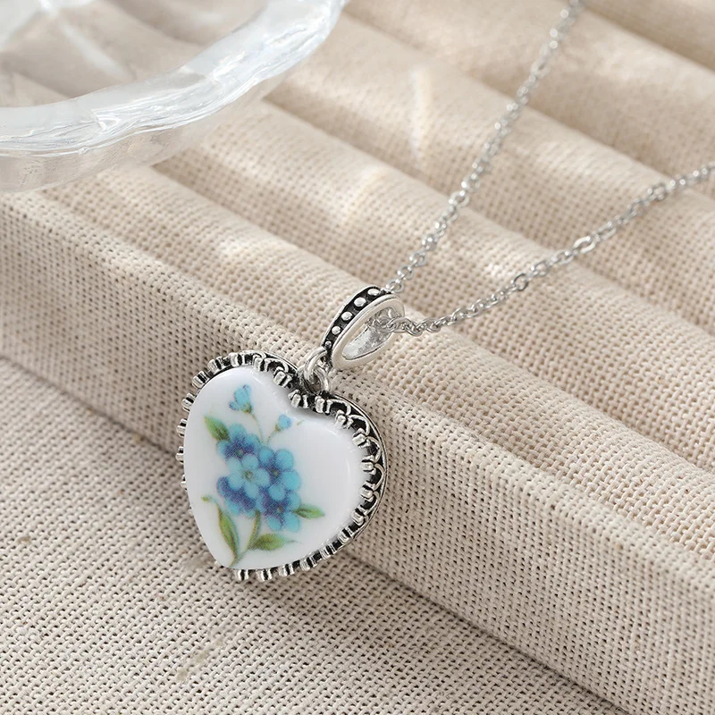 Artistic Style Vintage Flower Heart Shaped Pendant For Women Daily Casual Fresh Style Necklace Fashion Jewelry Accessories