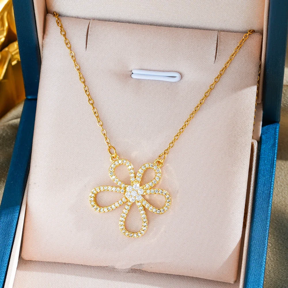 

2025new The all-diamond five-petal titanium steel necklace is unique for women