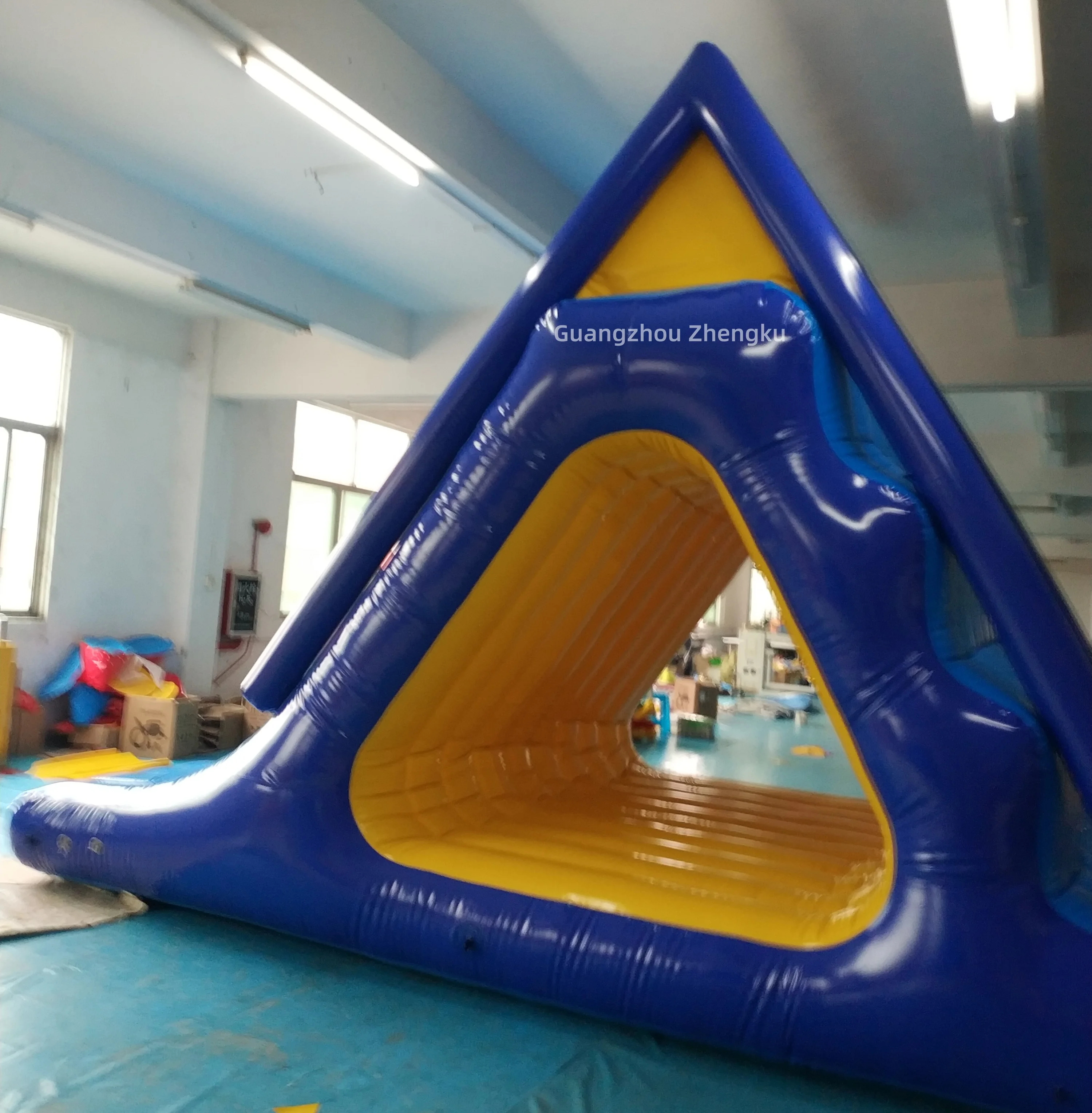 

Надувная водная горка для бассейна в форме треугольника с электрическим насосом для продажи. Акция!