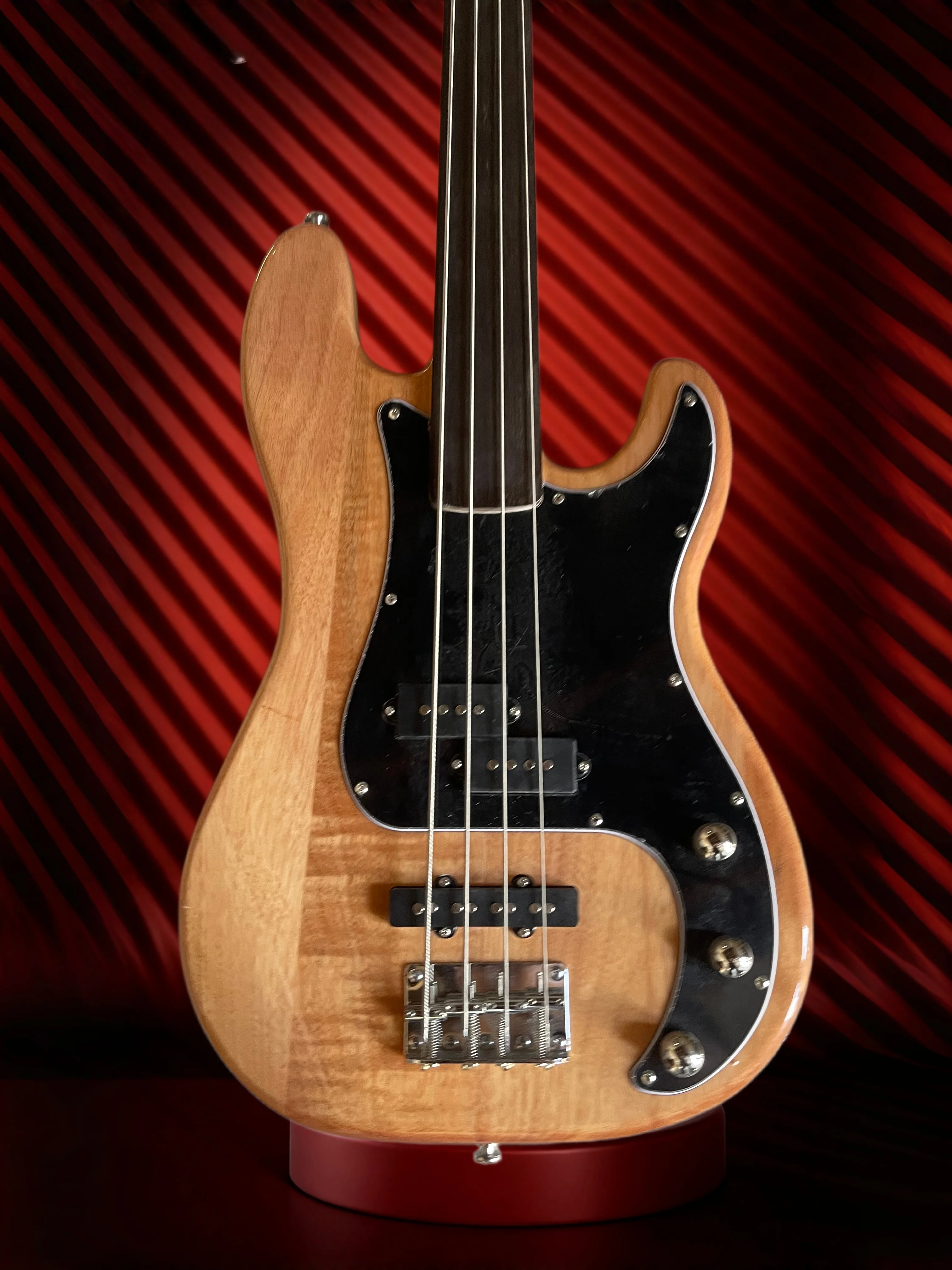 Wooden Unparalleled PJ Four St - Bass Guitar Fretless recension och pris