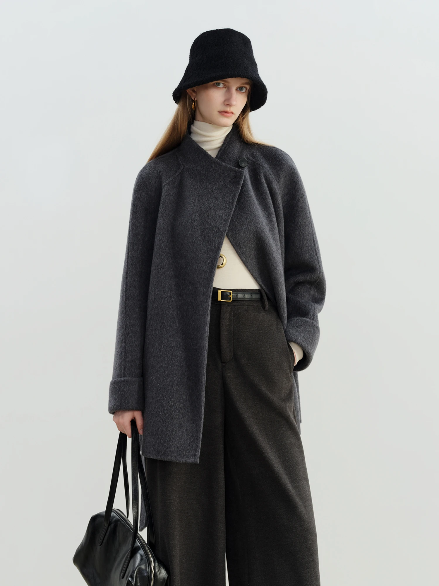 ZIQIAO 2025 nueva llegada elegante abrigo de mezcla de lana de camello de doble cara Chaqueta corta elegante con diseño inspirado en la universidad Otoño Invierno