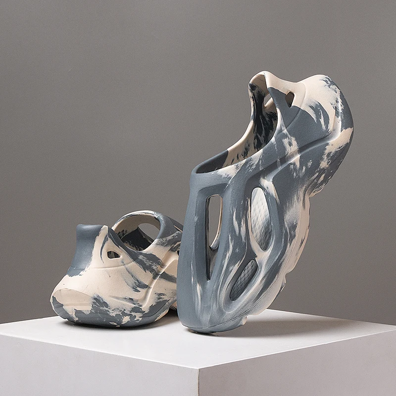 うんちを踏んでいるような柔らかくクッション性のある感触のメンズ夏のトレンディなカジュアルサンダル、柔らかいソール、滑り止め、快適です。