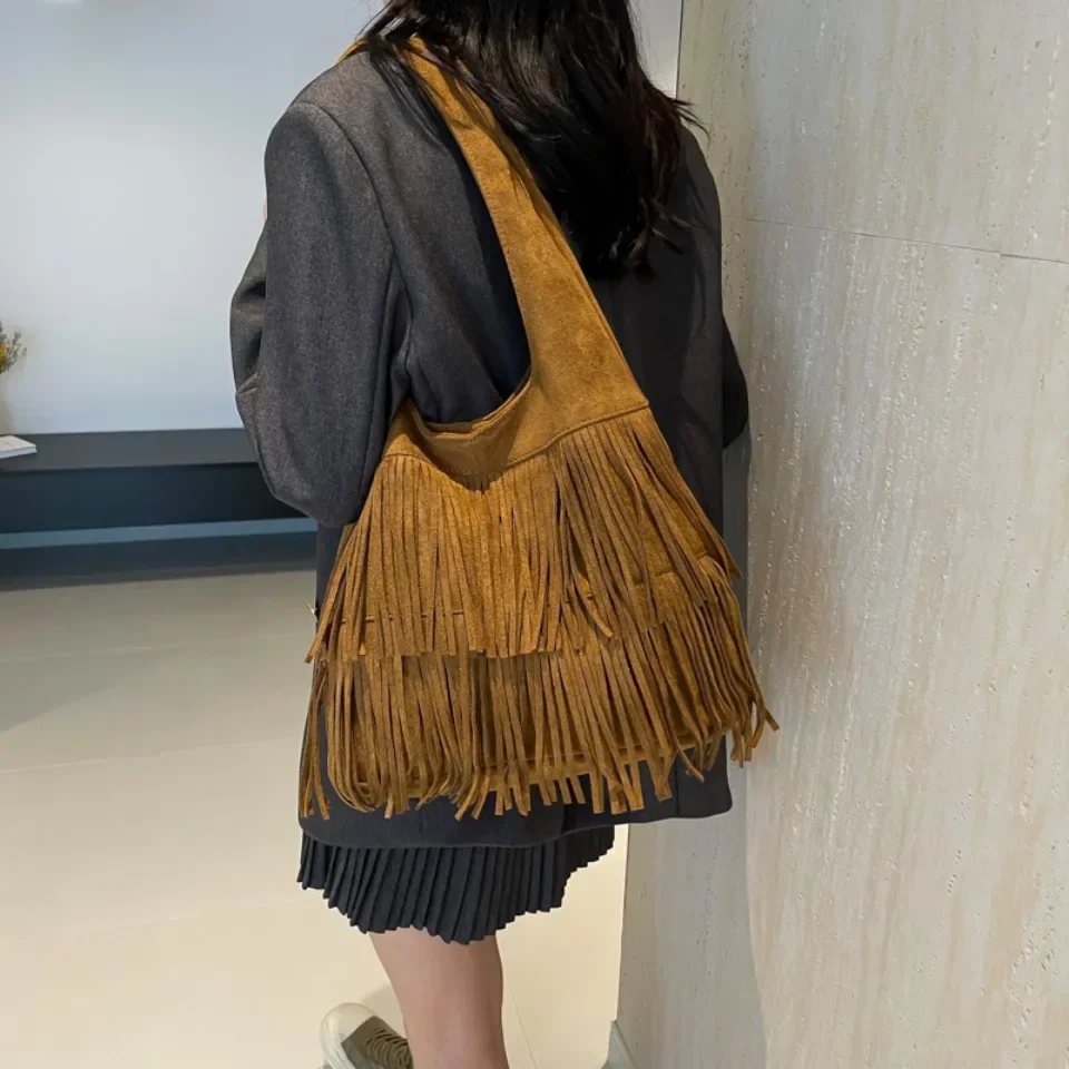 Women Suede Shoulder Bag Tassels Handbag Magnetic Closure Retro Hobo Bag with Inner Pocket Tote Purse Commuter Travel Bag