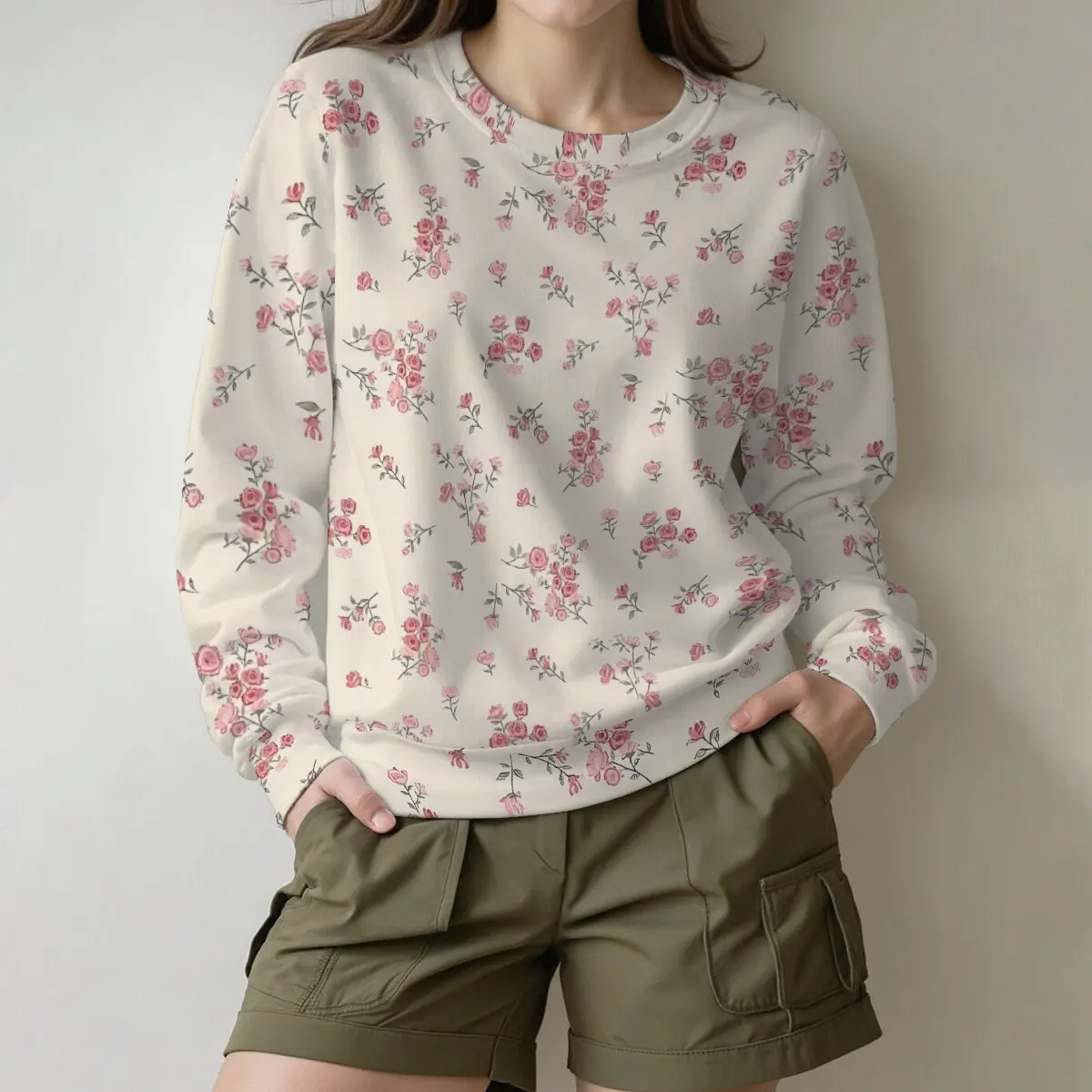 

Эта нежная толстовка с круглым вырезом и небольшим принтом в виде роз — идеальный вариант для повседневного весеннего и осеннего образа.