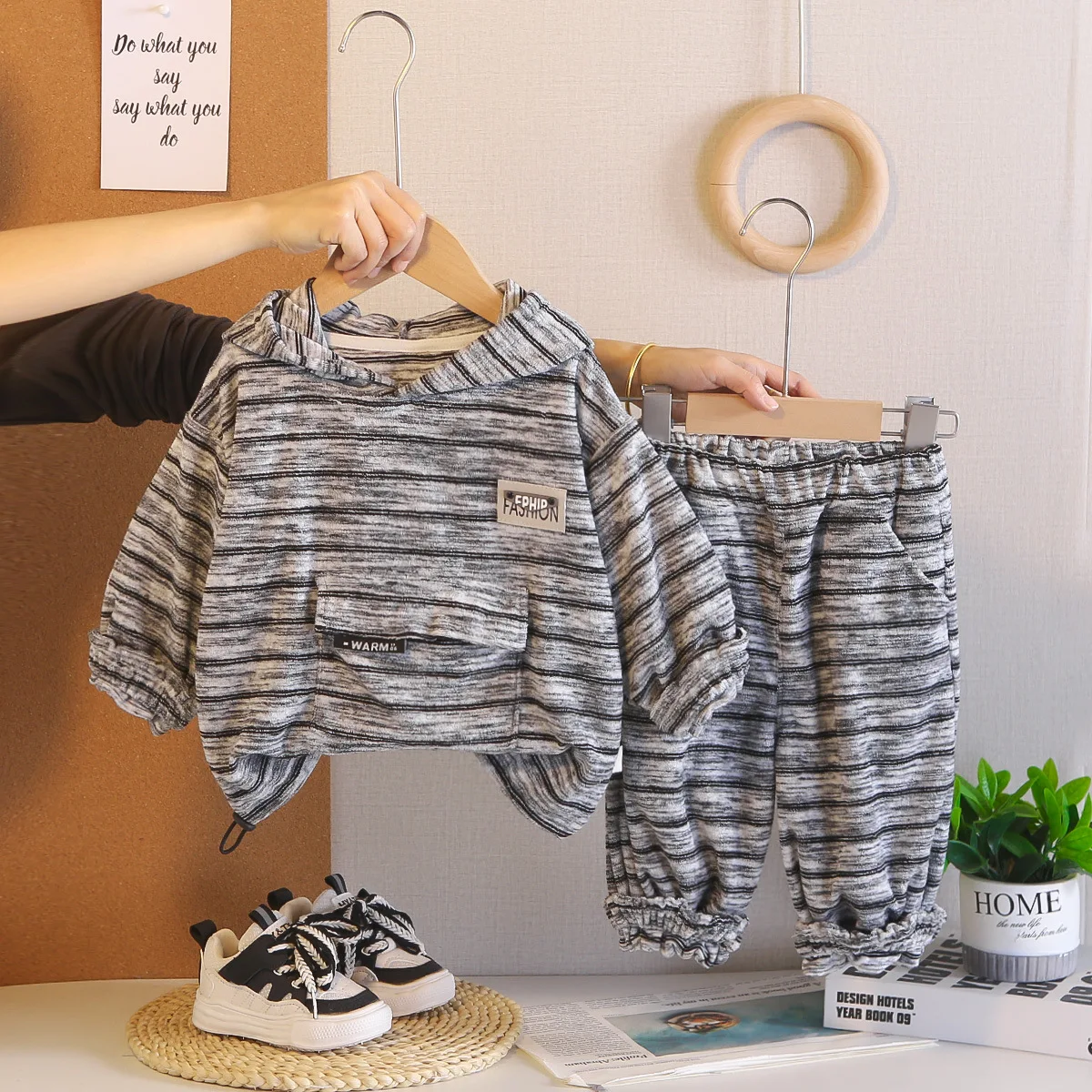 

Комплект детской одежды для мальчиков: весенний костюм 2026 года, новинка, для малышей 1-5 лет, повседневный, в полоску, с карманами, худи с капюшоном + брюки