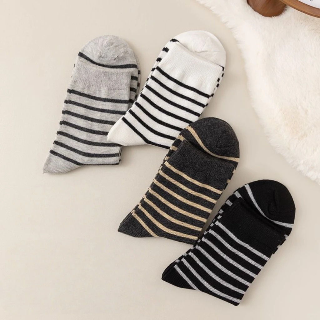 Kaus kaki panjang sedang pria dan wanita bergaris modis, kaus kaki pasangan, kaus kaki bernapas