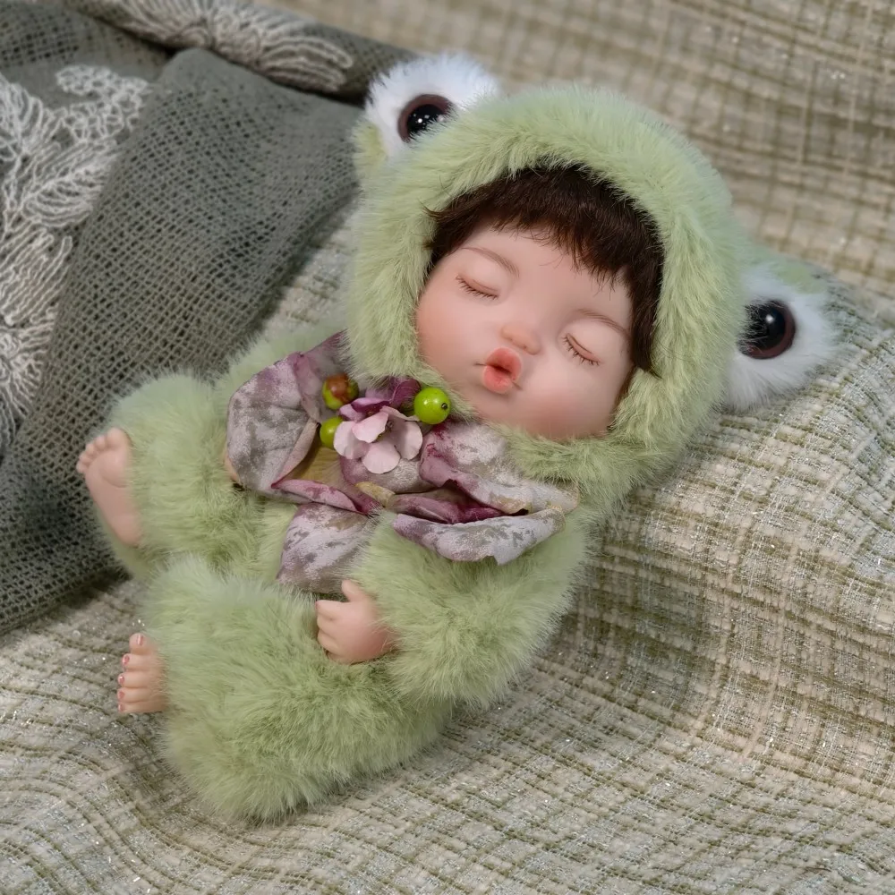 10 นิ้วตุ๊กตาเด็กทารก Reborn ตุ๊กตาเต็มรูปแบบ Kawaii ไวนิลสาว Original กบสีเขียวหมวกเหมือนจริง 3D ผิว Reborn สําหรับเด็ก Xmas ของเล่น