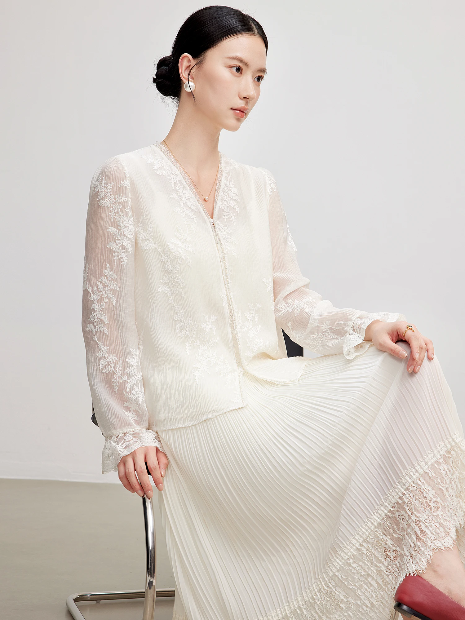 

Ji Qirui Beautiful Embroidered Floral Long Sleeve V-Neck Double Layered Lace Shirt Age-Defying Young Girl's Fashion