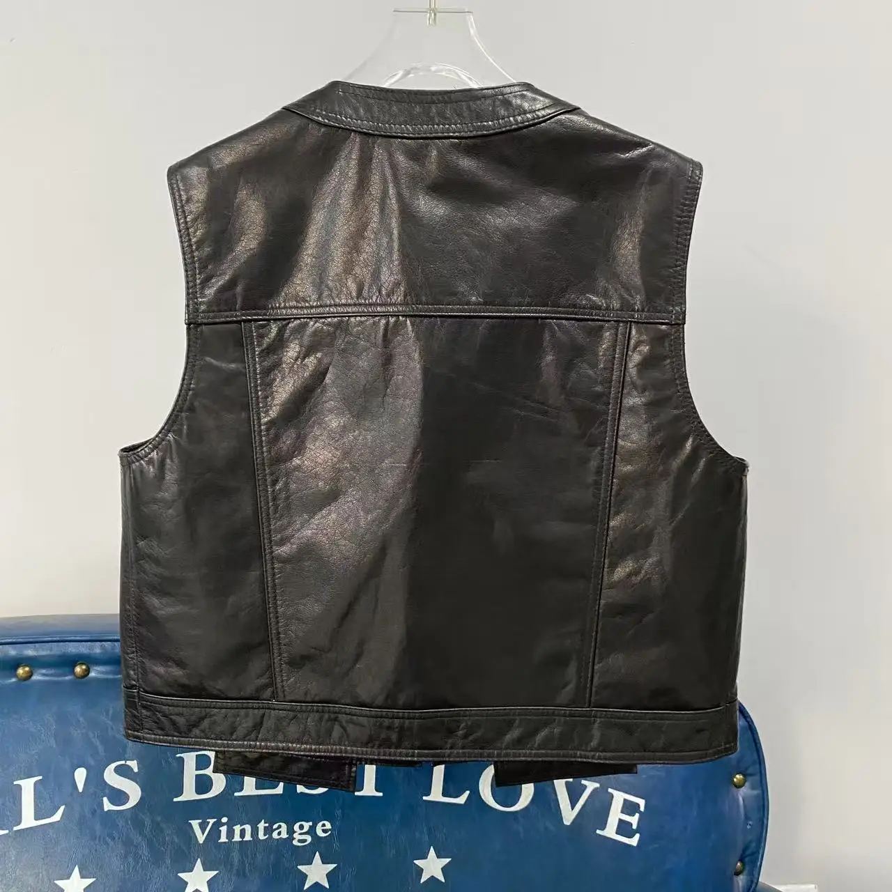 Elegancka kamizelka damska ze skóry naturalnej, okrągły dekolt, luźny krój, idealna na dojazdy do pracy.