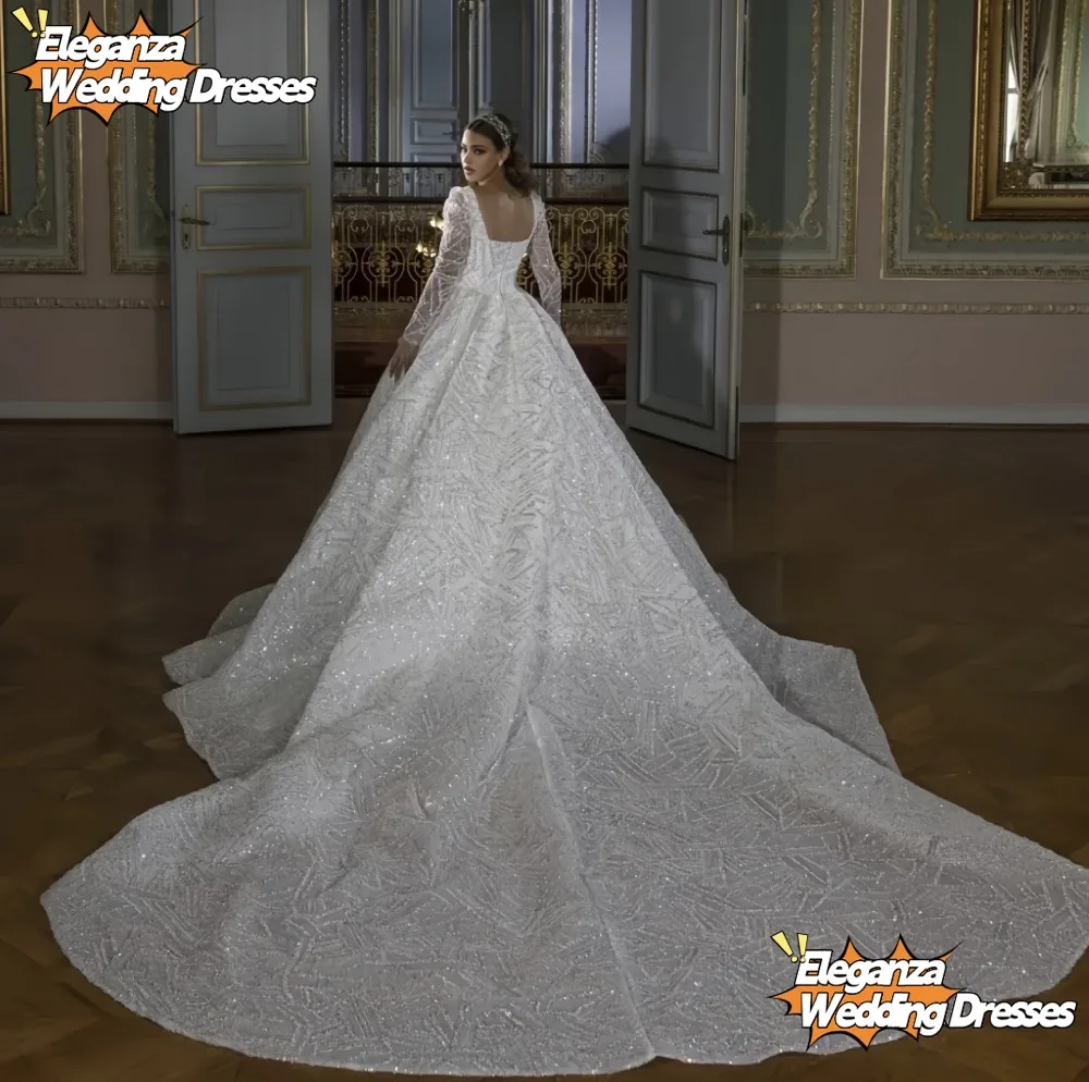 فستان زفاف مخصص من فيستدو دي نويفا برقبة مربعة بدون ظهر مزين بالترتر اللامع وأكمام طويلة