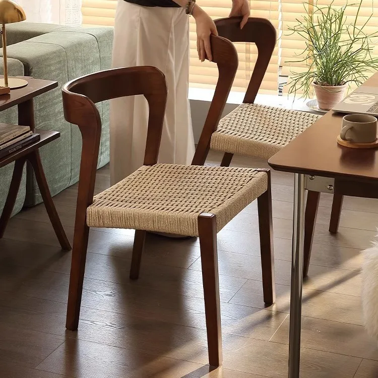 Einfacher Esszimmerstuhl aus Massivholz im Retro-Stil, geflochtener Seilstuhl, Designer-Rickchair für das Wohnzimmer, stapelbar, aus Seil.
