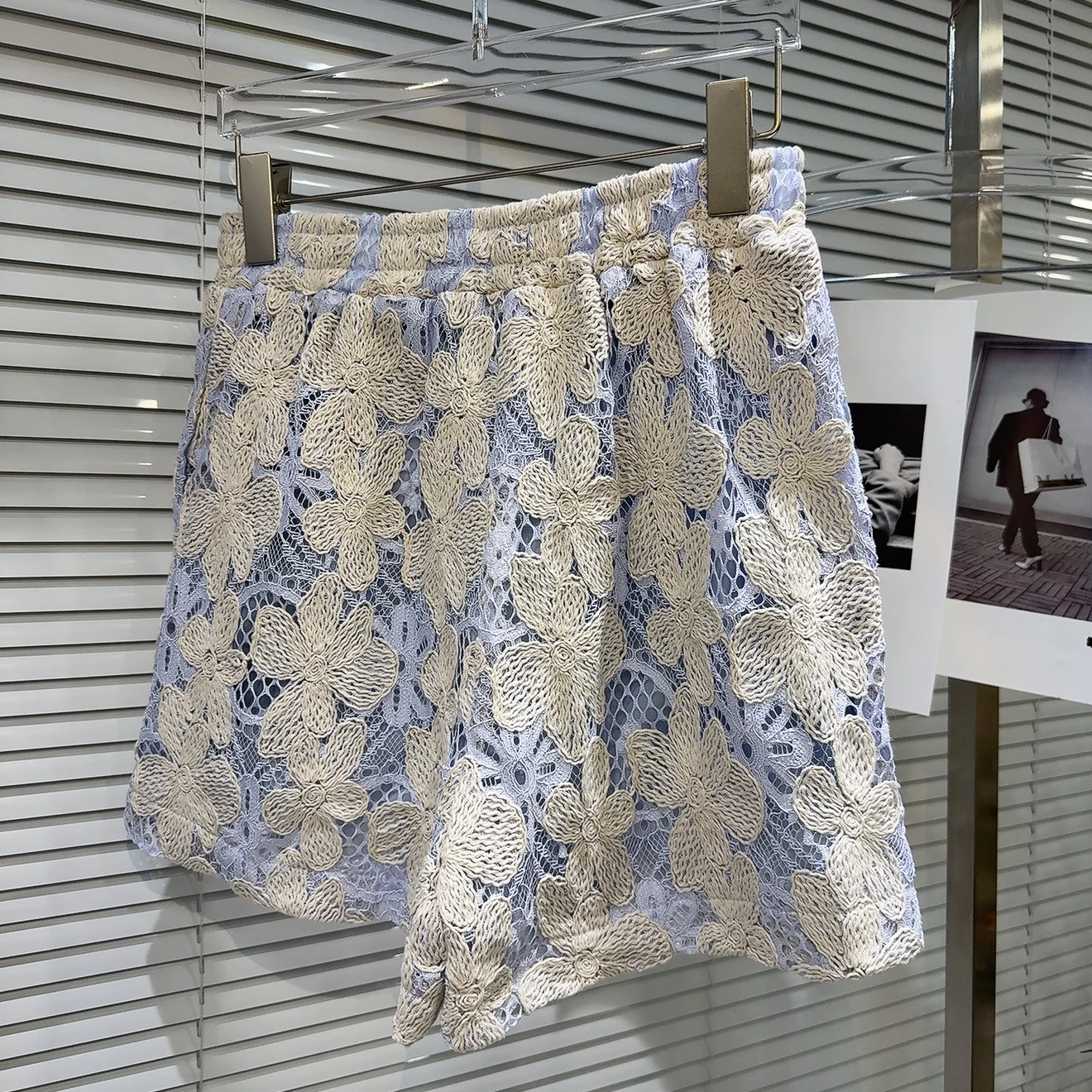 กางเกงลำลองแฟชั่นผู้หญิง ผ้าลูกไม้ปักลายสีสันสดใส ดีไซน์เอวยางยืด ความยาวสามส่วน