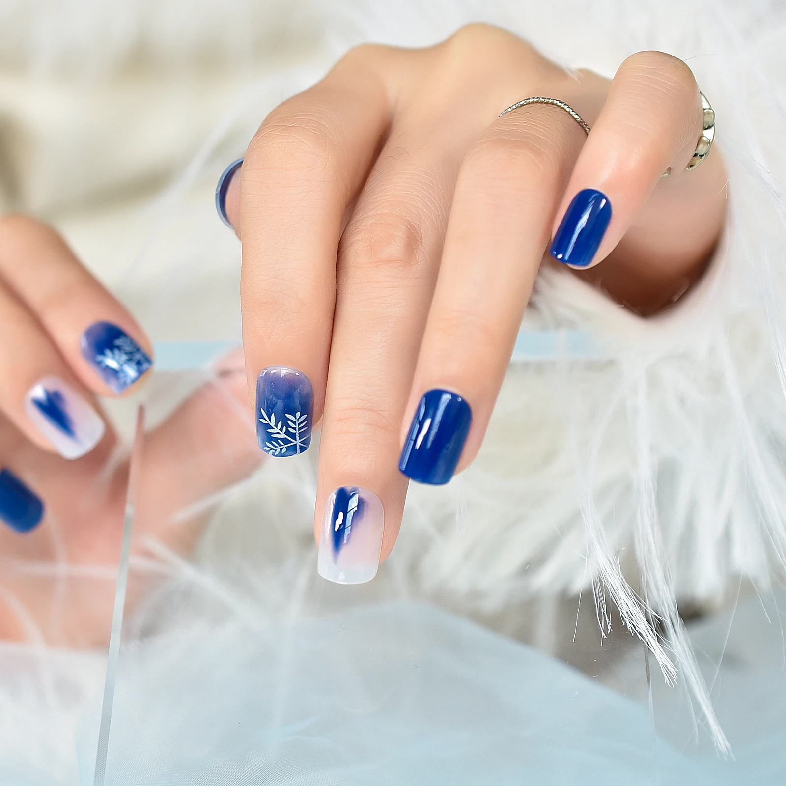 3D Christmas Press On Nails Short Squoval Blue Snowflake Nail Art Tips Salon Reusable Acrylic Nails Manicure Fake Nails