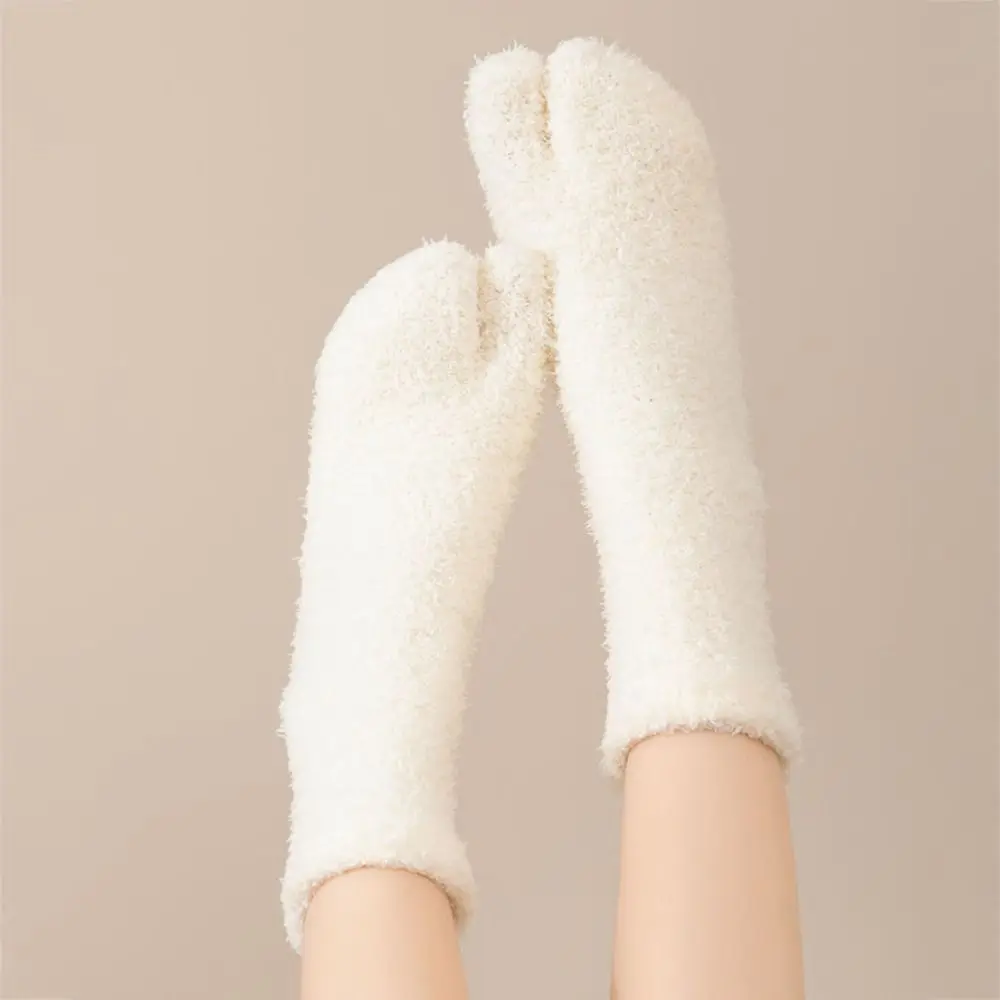 Calzini in pile a due dita caldi ispessiti Kawaii Tubo centrale Calzini in peluche semplici con punta separata Calzini da pavimento per calze per dormire Autunno inverno