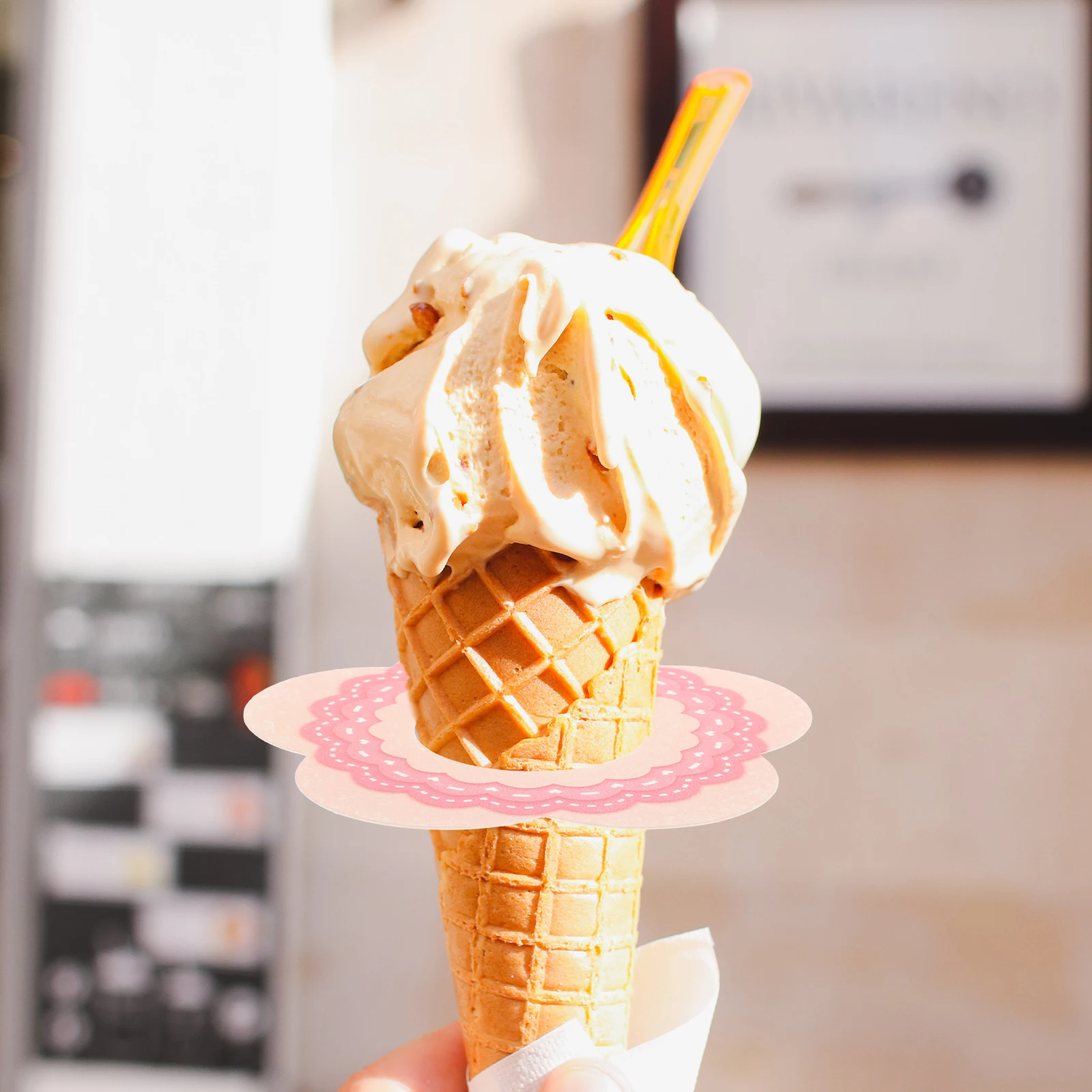 

50pcs Drip-Proof Ice-Pop Paper Holder Anti-Drip Catcher For Kids No Mess Melting Ice Cream Decorative Holder Waterproof Tray