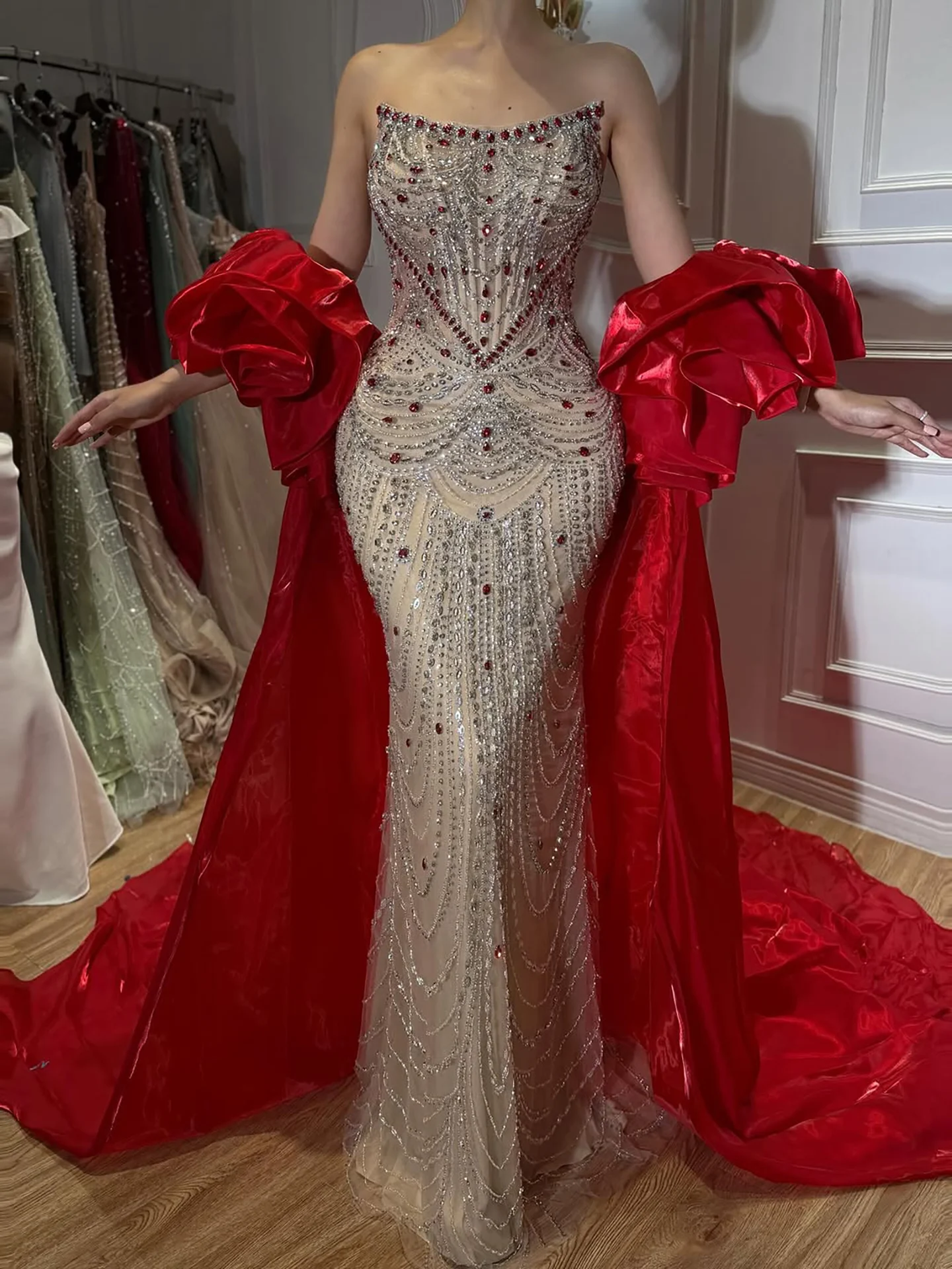 Luxuriöses rotes Abendkleid mit Kristallperlen im Meerjungfrauenstil, abnehmbaren Puffärmeln und langer Schleppe, maßgeschneidert.
