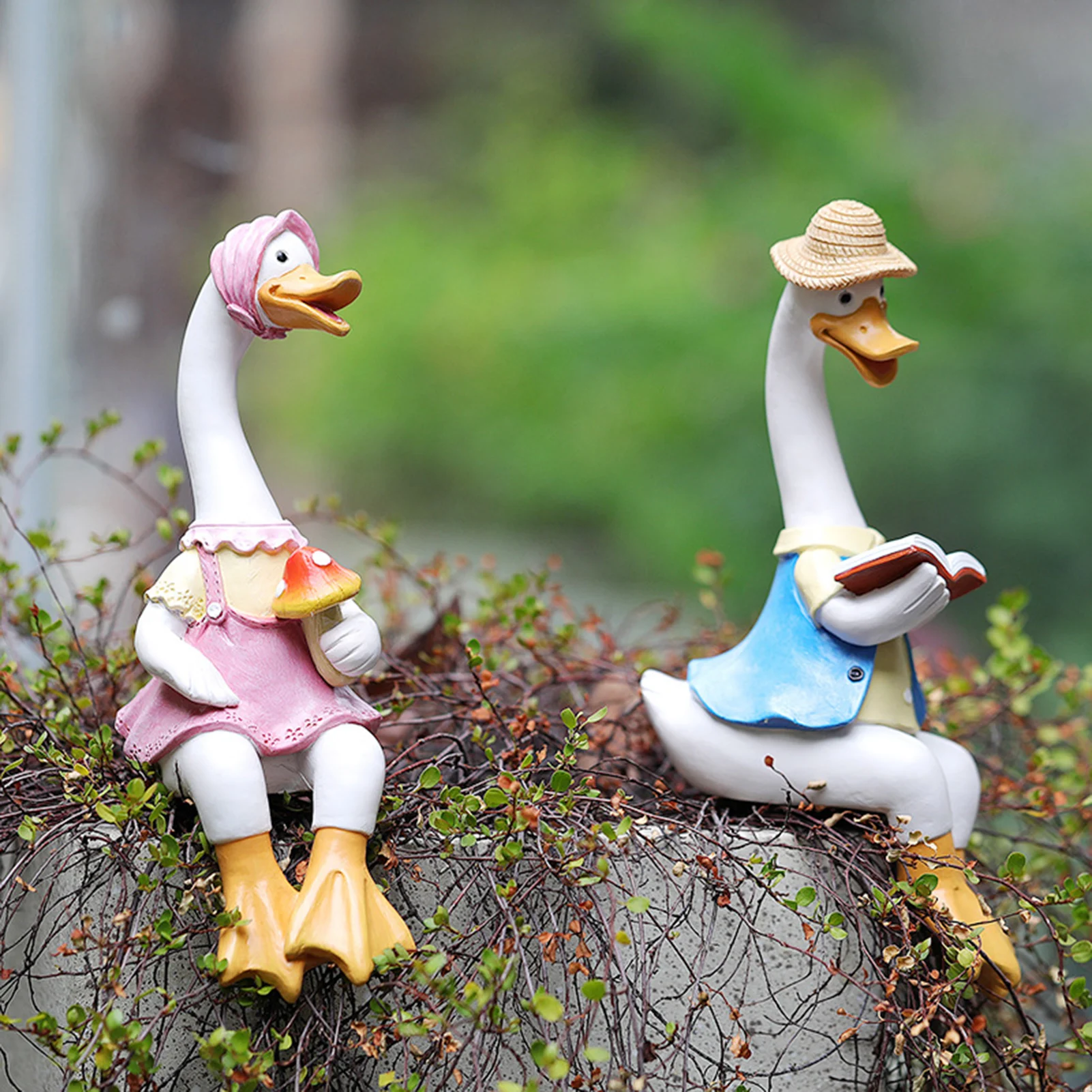 

2Pcs Sitting Couple Duck Garden Statues Lovely Duck Statue Desktop Ornaments for Home Office Patio Lawn Yard Ornaments