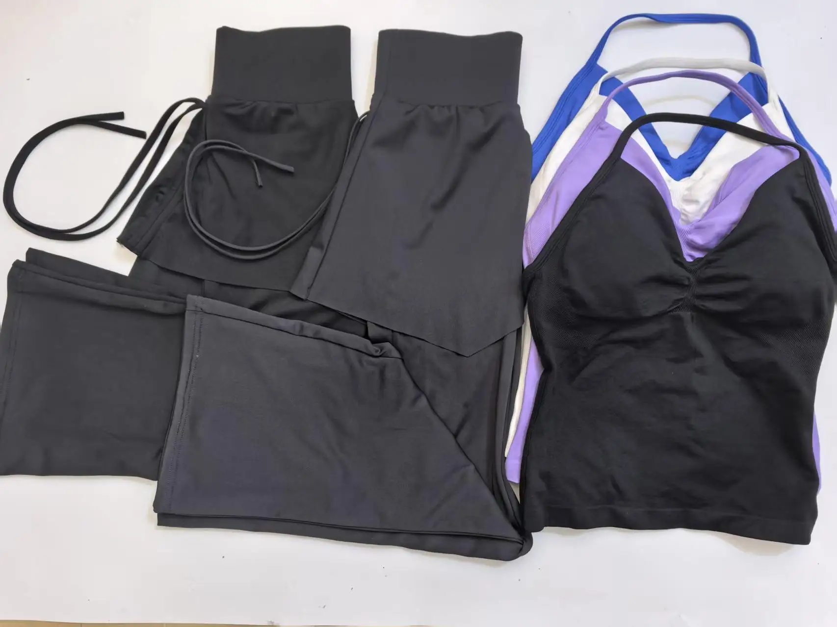 

Женский спортивный комплект из двух предметов DFCF: мягкий топ с рюшами + леггинсы с высокой талией