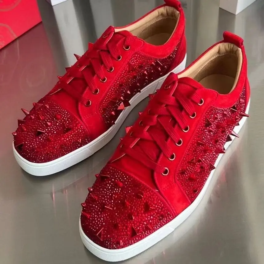 

Новые мужские дышащие повседневные туфли с красной подошвой и стразами, высококачественные мужские повседневные туфли с заклепками и нескользящей подошвой, мужская обувь