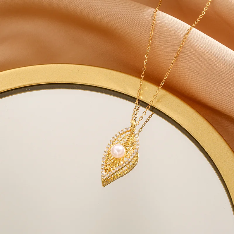 Collana da donna con foglie scavate, imitazione di perle e catena alla moda con clavicola in acciaio al titanio