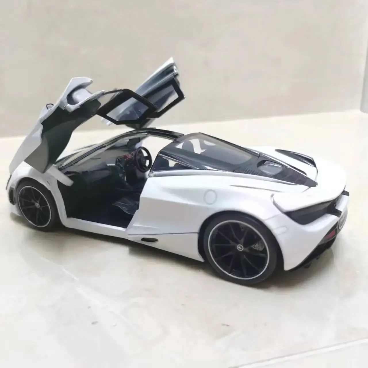 

JADA 1:24 McLaren 720S High Simulation Diecast Car Metal Alloy Model Car Decoration Display Collection Gifts