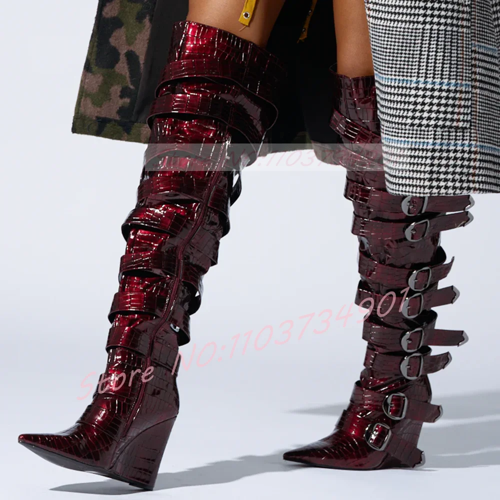 Botas hasta la rodilla con patrón de cocodrilo para mujer, zapatos de tacón alto con múltiples hebilla y correa, estilo callejero, color rojo oscuro