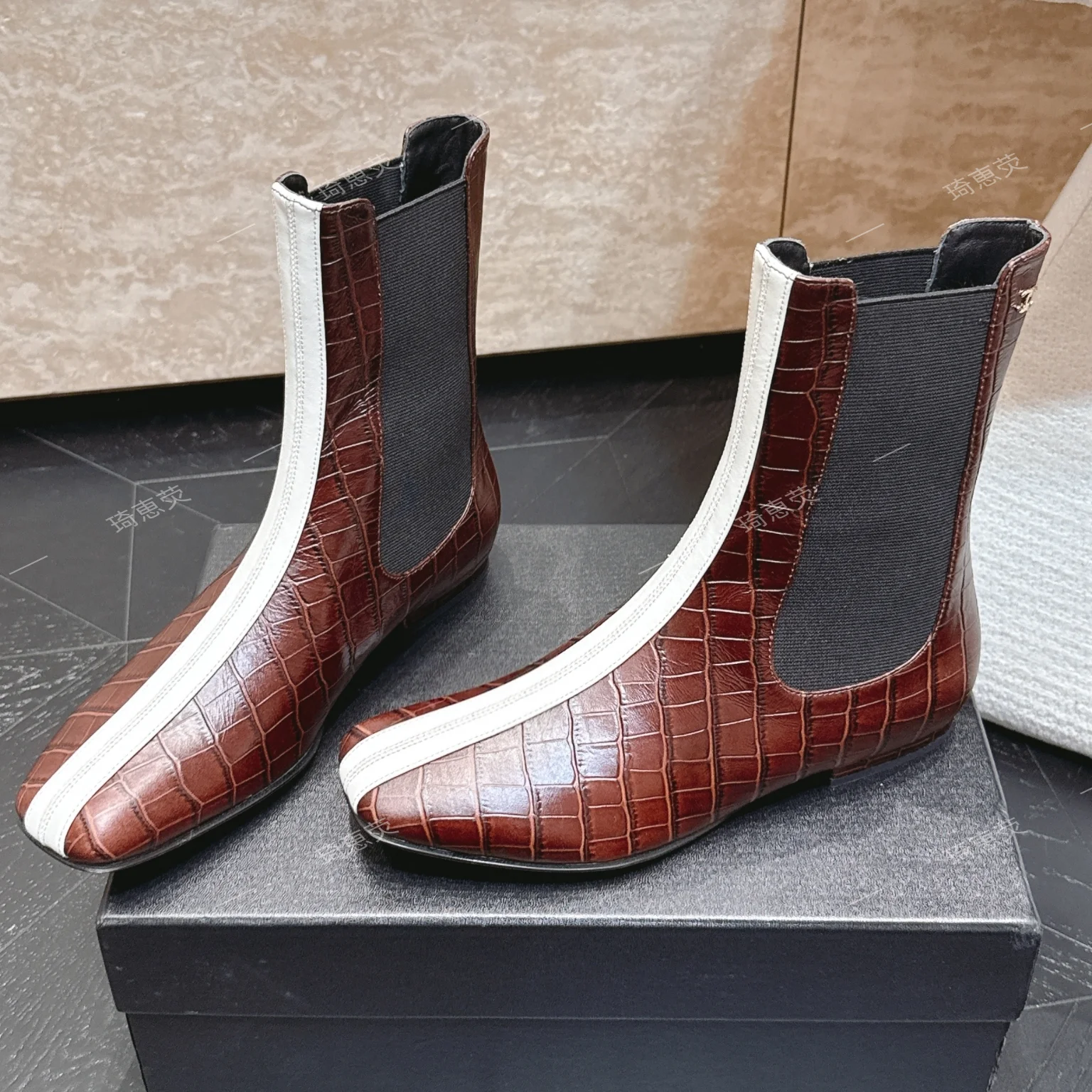 Early Winter 2026 New Color-Block Chelsea Ankle Boots  Square Toe Flat Sole Versatile Chic Fashion Boot for Commuting