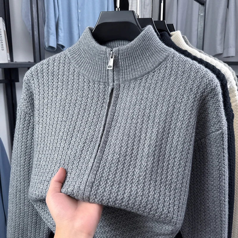 Hochwertiger Herbst-Winter Strick-Cardigan Designer-Neuheit Schlichter Lässiger Herren-Reißverschluss-Pullover mit Stehkragen Klassischer Jacquard Trendiger Sweater-Mantel – Detail 20
