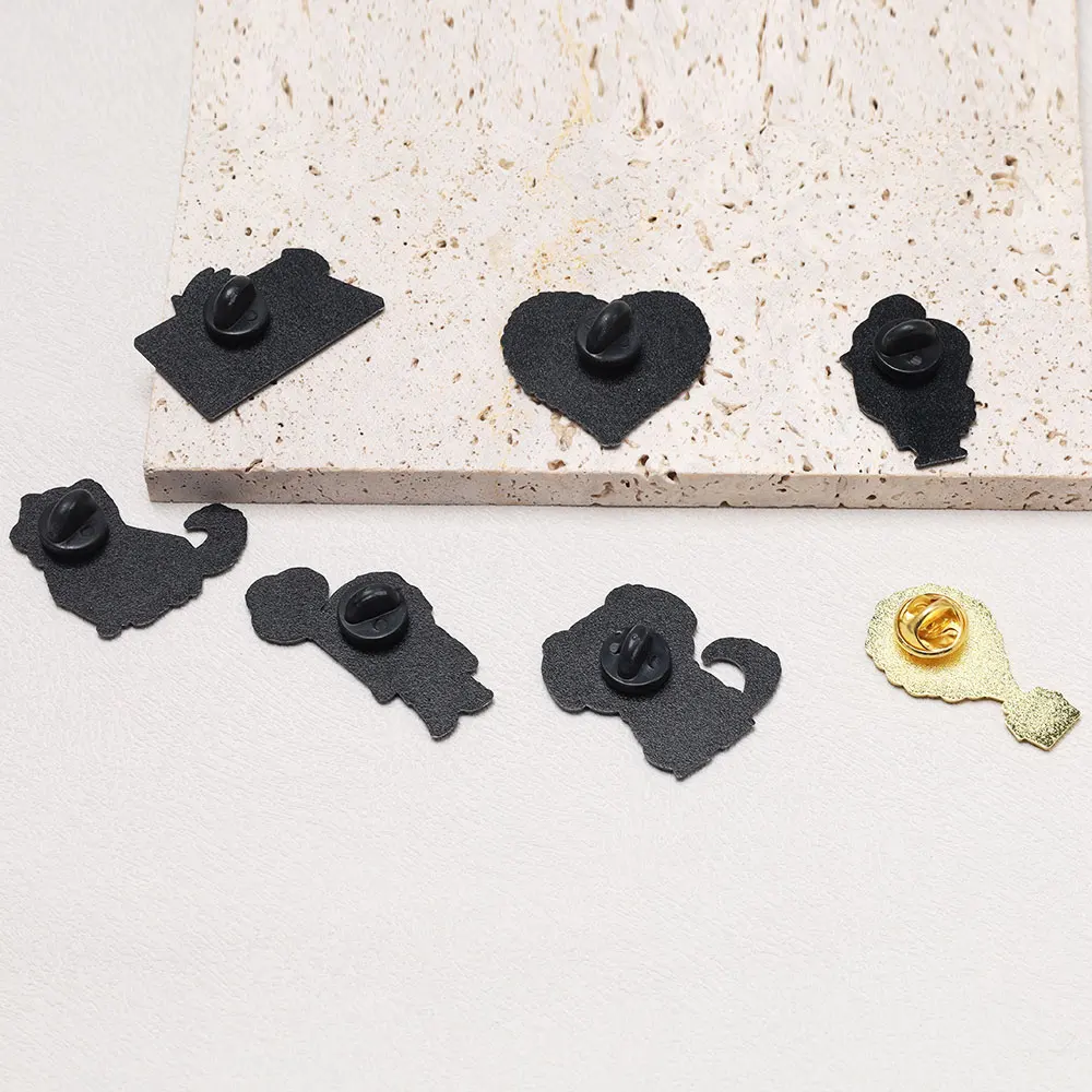 Cartoon Dog emalia Pin słodkie zwierzaki broszki dla kobiet przypinki na klapę odznaka na plecaku akcesoria kostiumowe modna biżuteria na prezenty