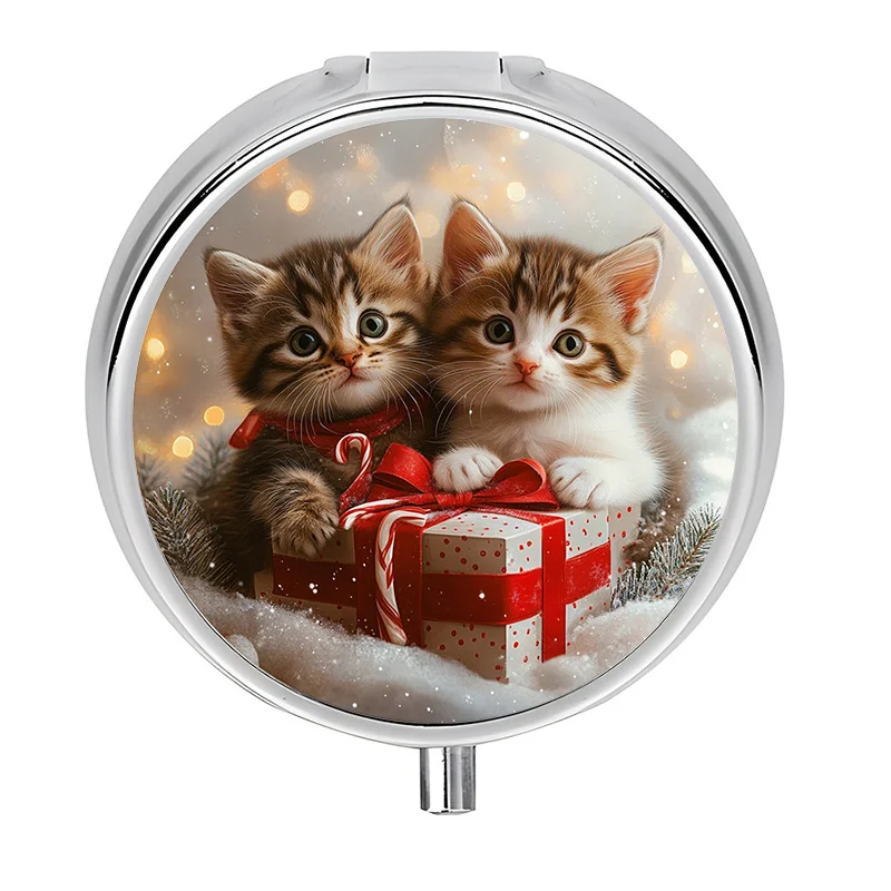 1 mini pill box with 3 compartments and a Christmas kitten pattern: portable pill and vitamin organizer, vitamin organizer, unique gift, compact pill box, suitable for travel and daily use