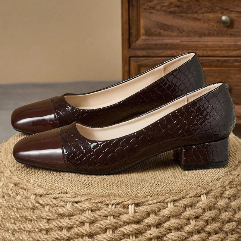 

Женские коричневые туфли-лодочки из лакированной кожи на низком каблуке, модельные туфли без шнуровки с квадратным носком и крокодиловым узором, элегантная офисная рабочая обувь