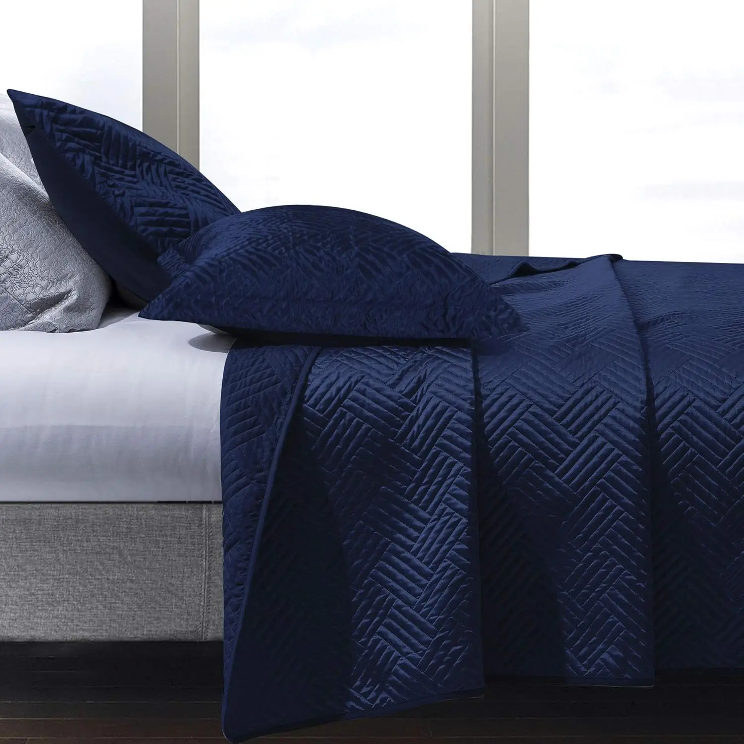 

Luxury Satin Quilt Set with Geometric Pattern, All-Season Bedspread and Pillow Shams in Navy Blue