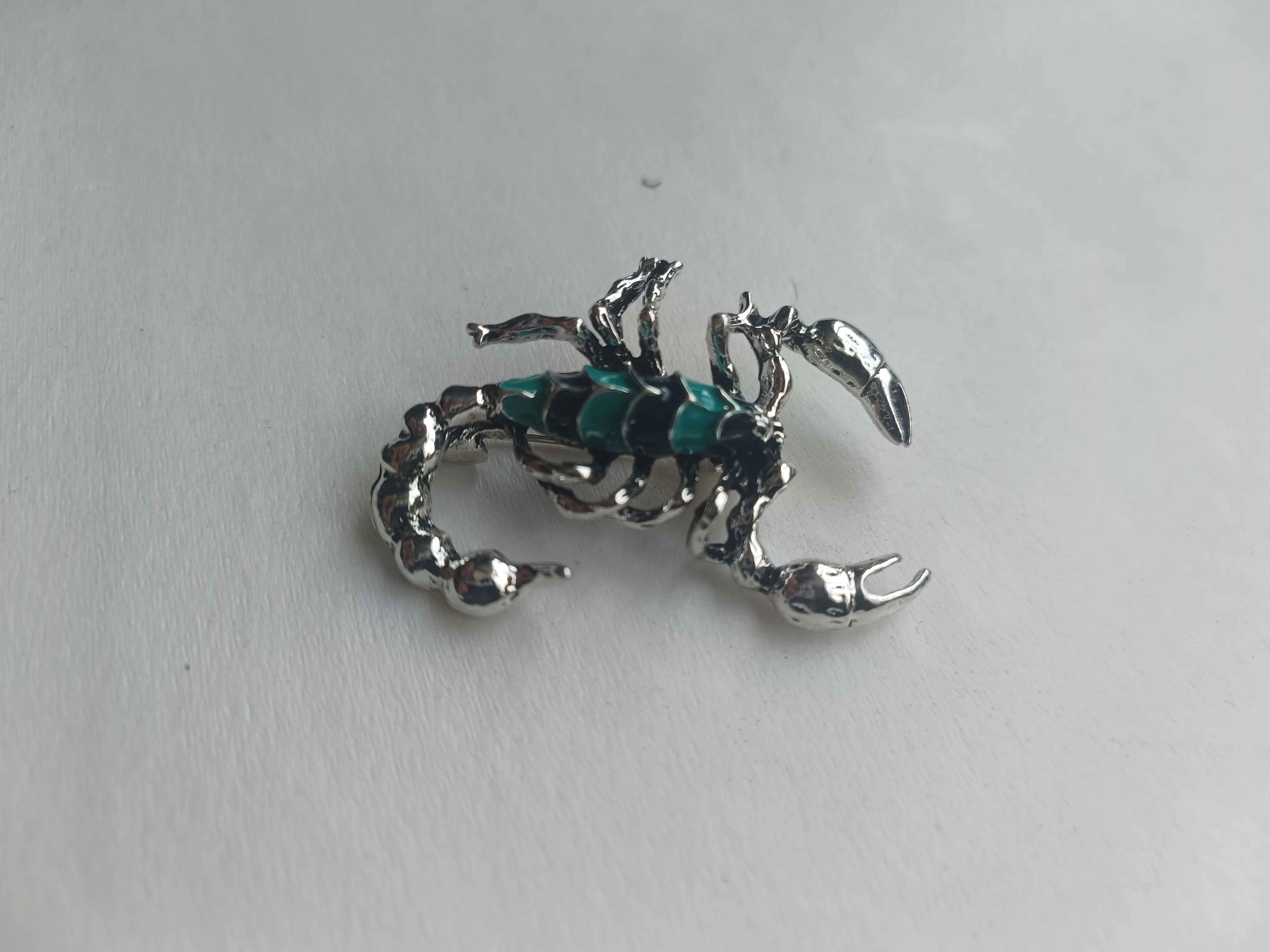 

Japanese and Korean Fashion Trendy Personalized Men's Scorpion Brooch Colorful Painted Oil Enamel Animal Scorpion Pin Suit Corsage Decoration
