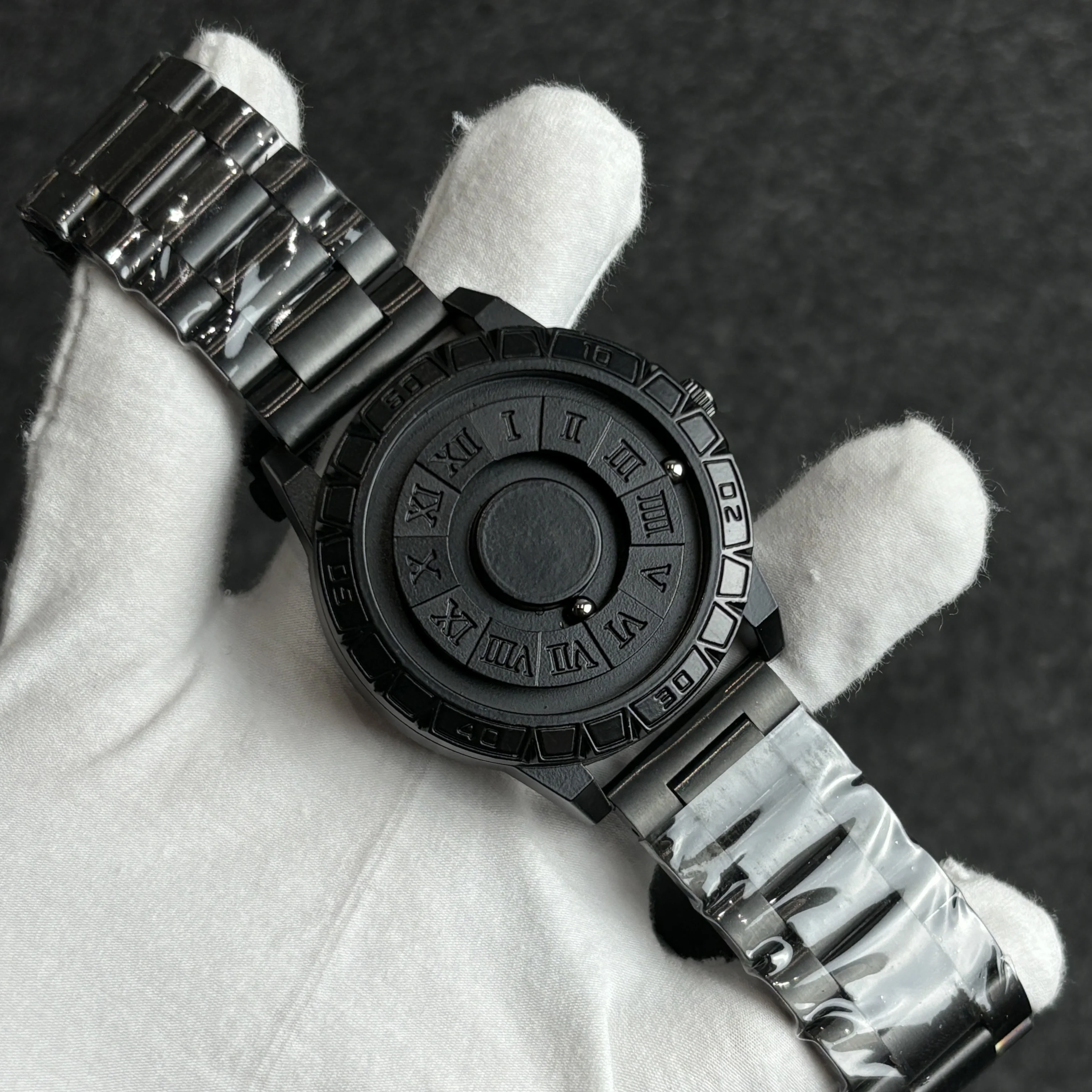 

Men's Stainless Steel Roman Numerals Quartz Watch Top Luxury Magnetic Bead Hands with Graduated Mirrorless Watch