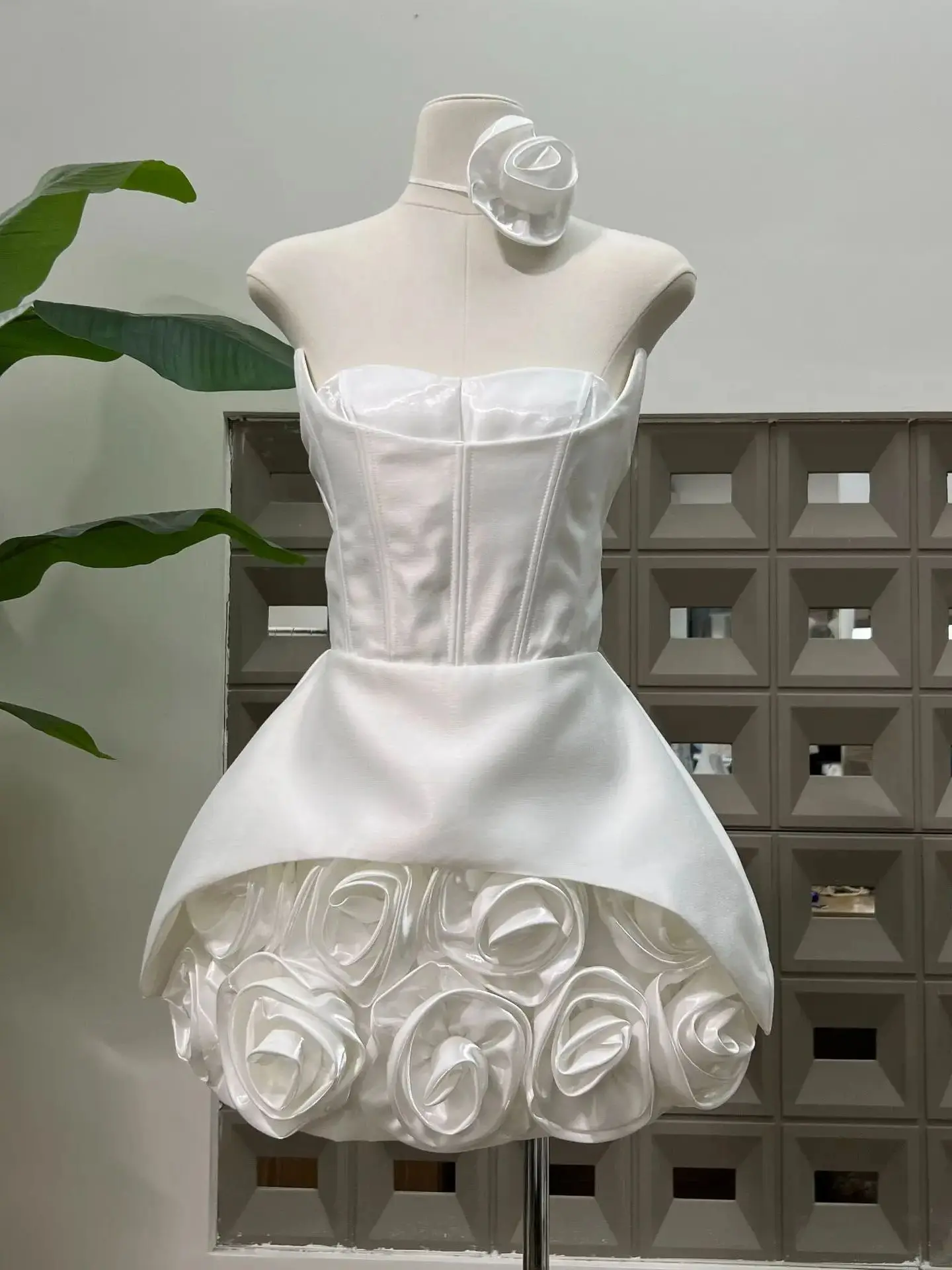 ชุดราตรีงานพรอมเจ้าหญิงสีแดงลายดอกกุหลาบ แต่งระบายสีดำ ประดับดอกไม้ 3 มิติ 2 สี ชุดเดรสสั้นสำหรับงานเลี้ยงอย่างเป็นทางการสำหรับผู้หญิง