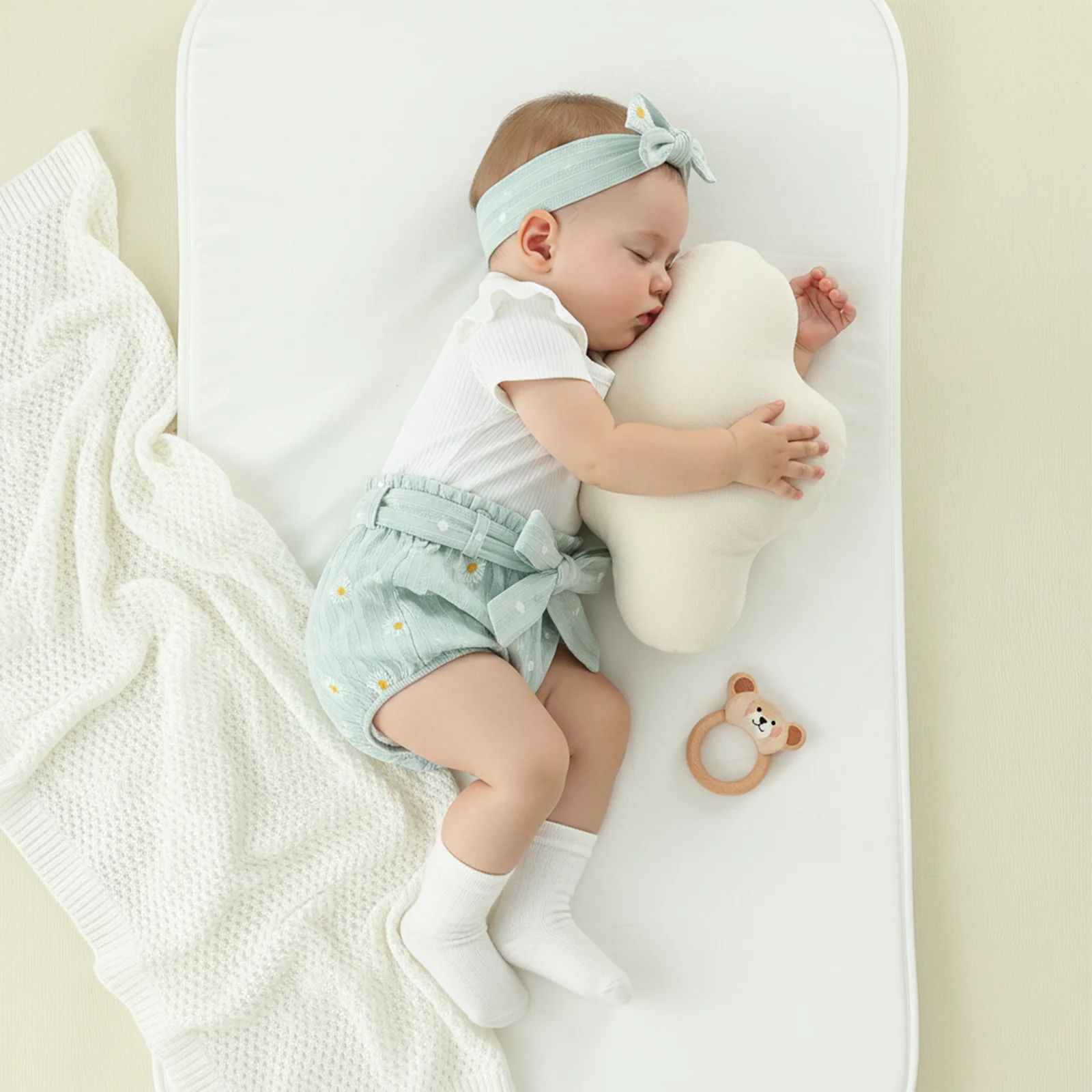 Baby Girl Clothing Sets Fashionable Short Sleeve Solid Color Romper with Daisy Printed Shorts, Headband 3Pcs Outfits