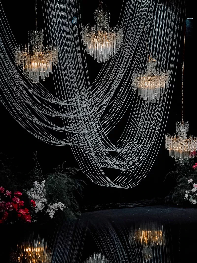 

4pcs Wedding Stage Ceiling Road Guide Pendant for Event Decoration Background Decoration Bead Curtain Wave Hanging Piece